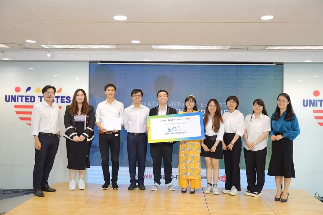 Nhóm sinh viên Bách khoa đoạt giải Nhất chương trình 'Maker to Entrepreneur 2022'. Nhóm sinh viên Bách khoa đoạt giải Nhất chương trình 'Maker to Entrepreneur 2022'.