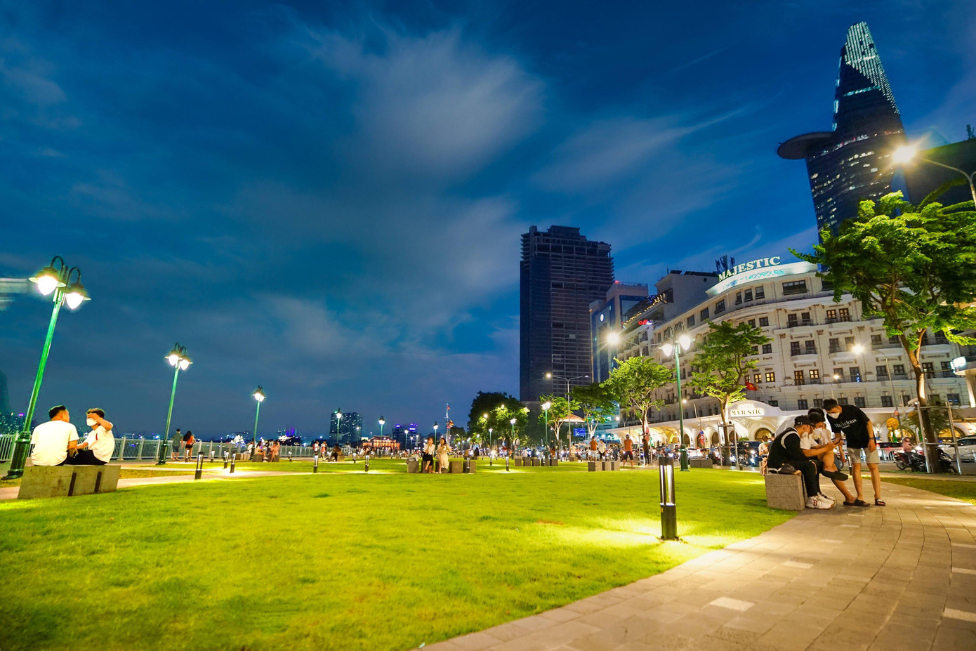 Công viên Bạch Đằng dự kiến rất đông các bạn trẻ hẹn hò đến xem bắn pháo hoa vào tối 30/4. (Ảnh: Hồng Nguyễn)