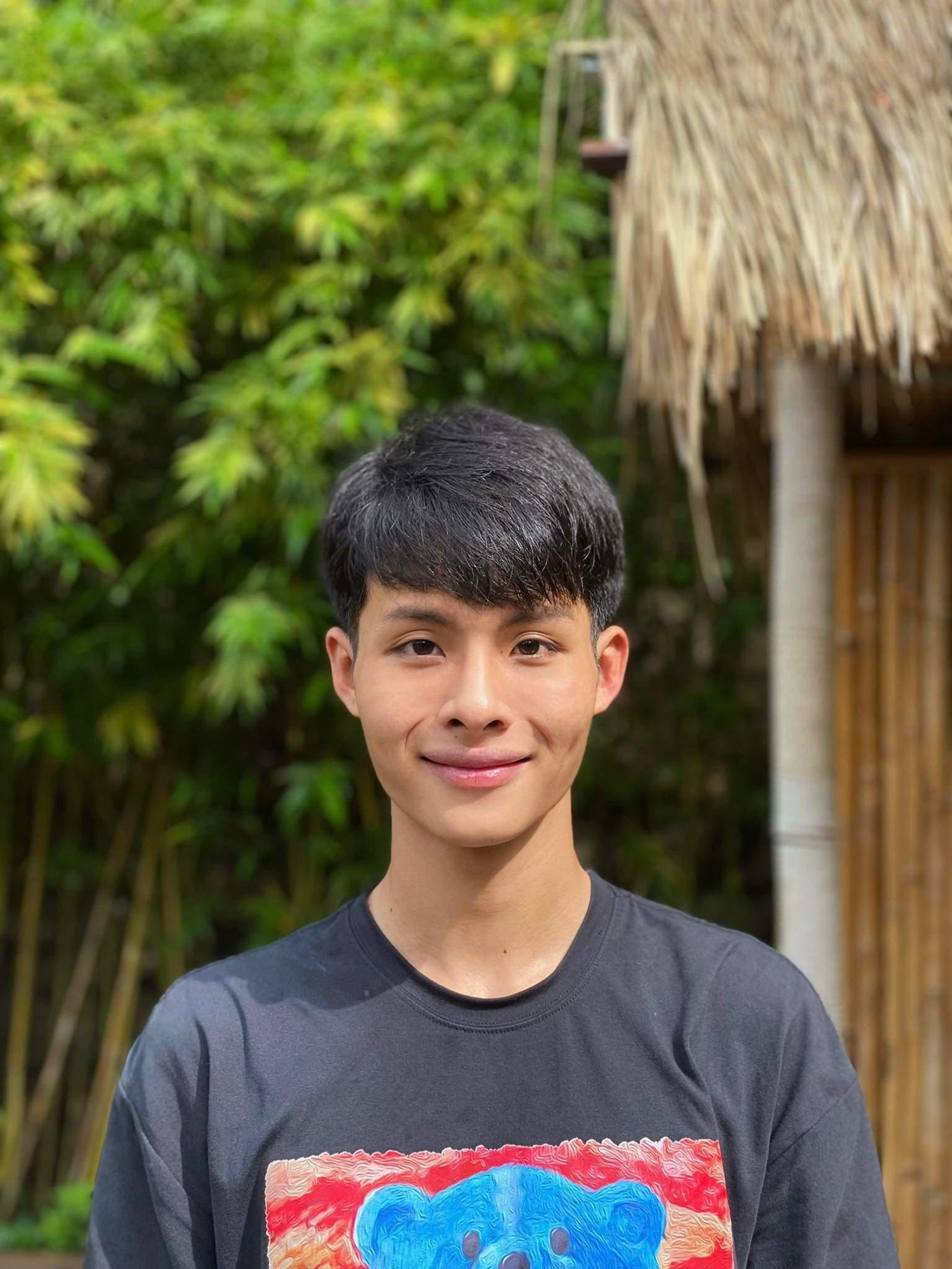 Huy Ánh với nụ cười thân thiện và gương mặt ưa nhìn.