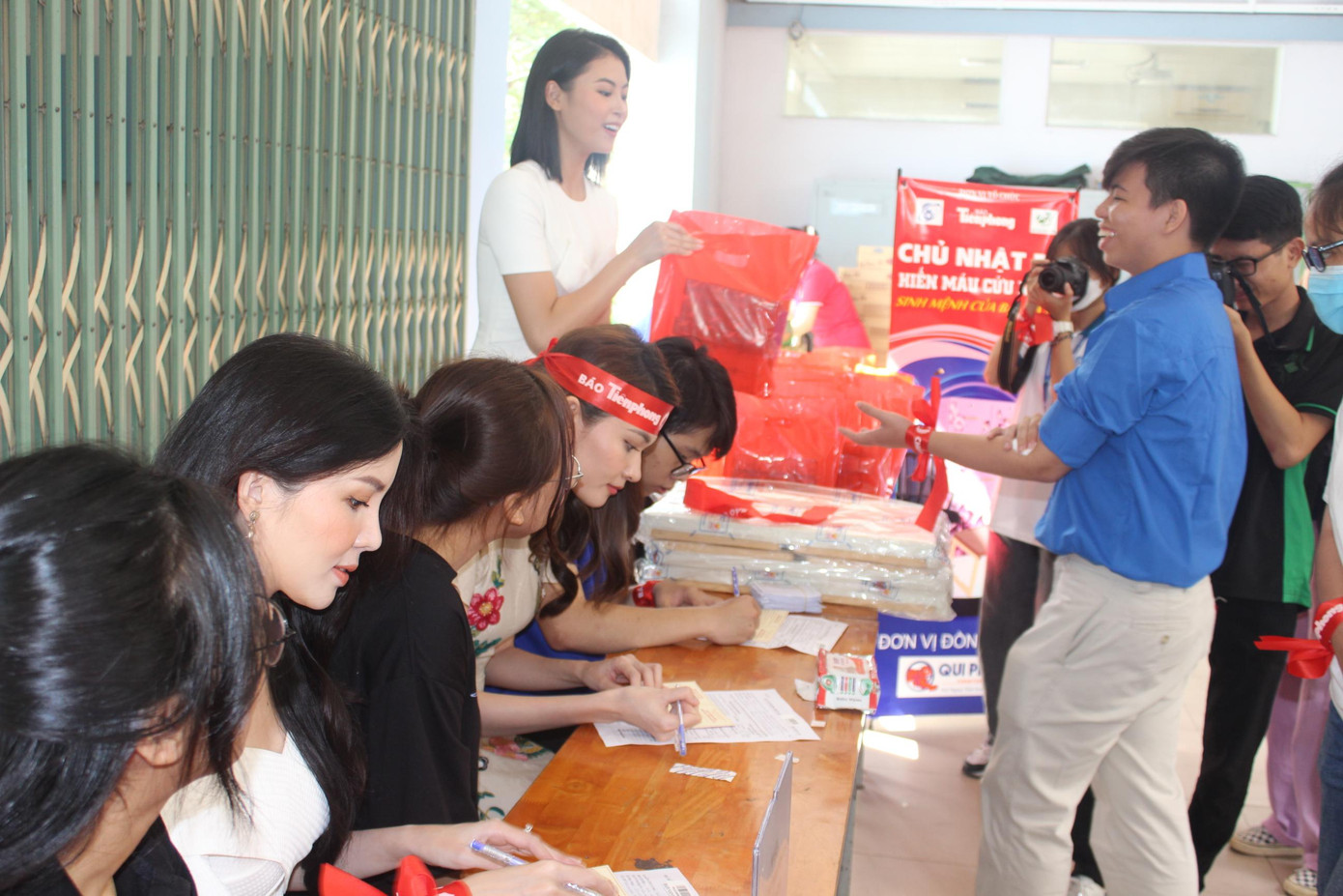 Người mẫu, MC Đào Thị Hà Top 5 Hoa hậu Việt Nam 2018 trao quà cho các bạn sinh viên hiến máu.