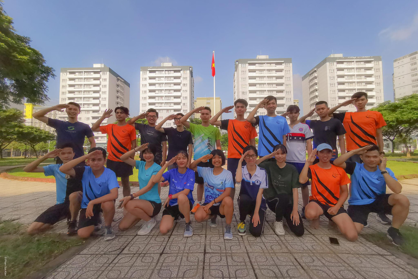 Nhiều bạn trẻ tìm đến với bộ môn chạy bộ để rèn luyện sức khỏe và để giao lưu, kết nối. Nhiều bạn trẻ tìm đến với bộ môn chạy bộ để rèn luyện sức khỏe và để giao lưu, kết nối.