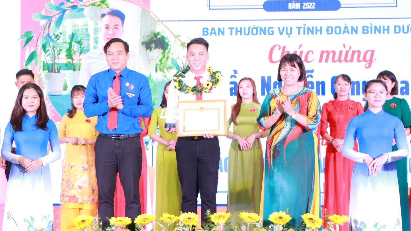 Nhiều giảng viên trẻ được tuyên dương, khen thưởng tại chương trình.