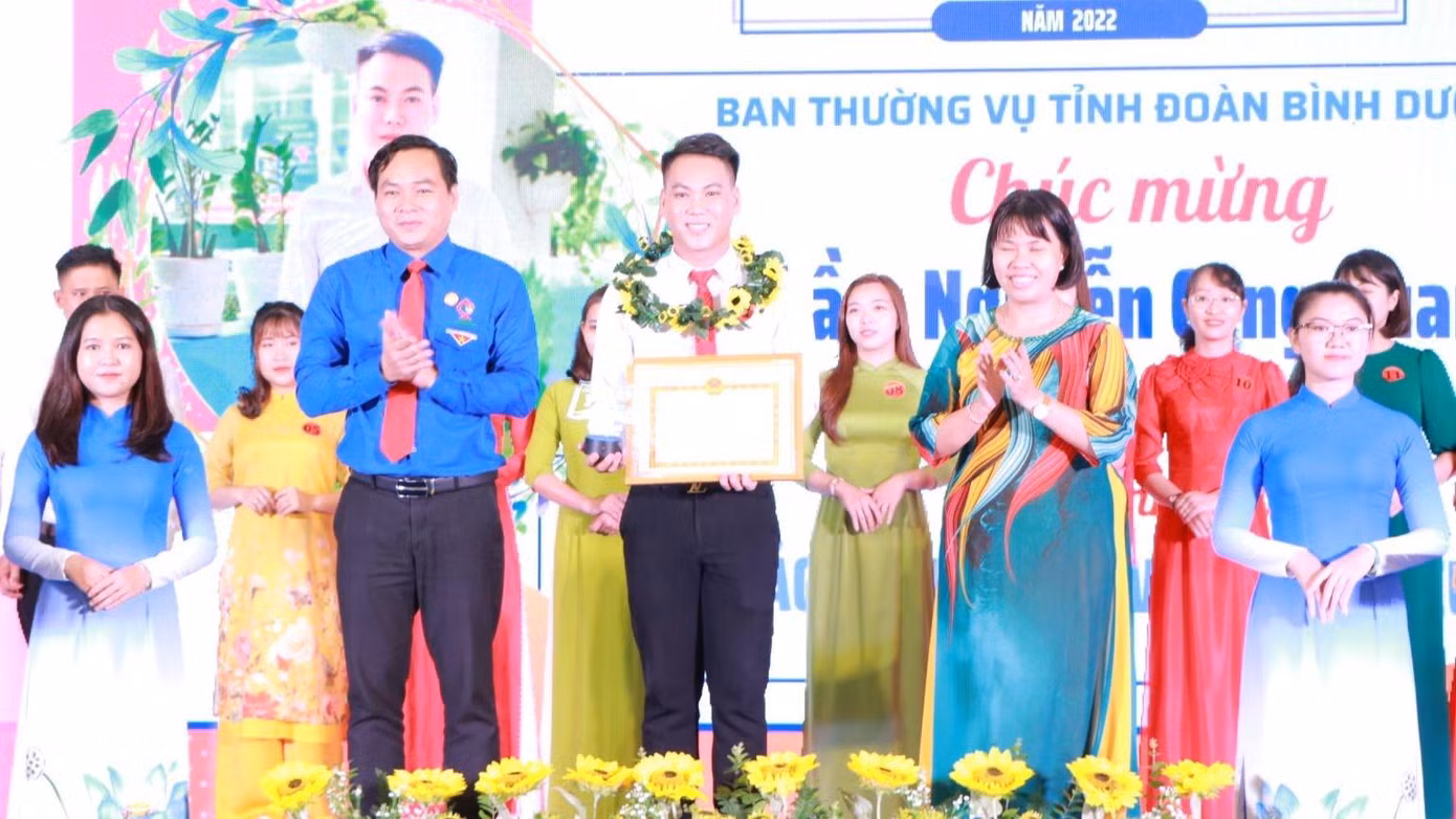 Nhiều giảng viên trẻ được tuyên dương, khen thưởng tại chương trình.