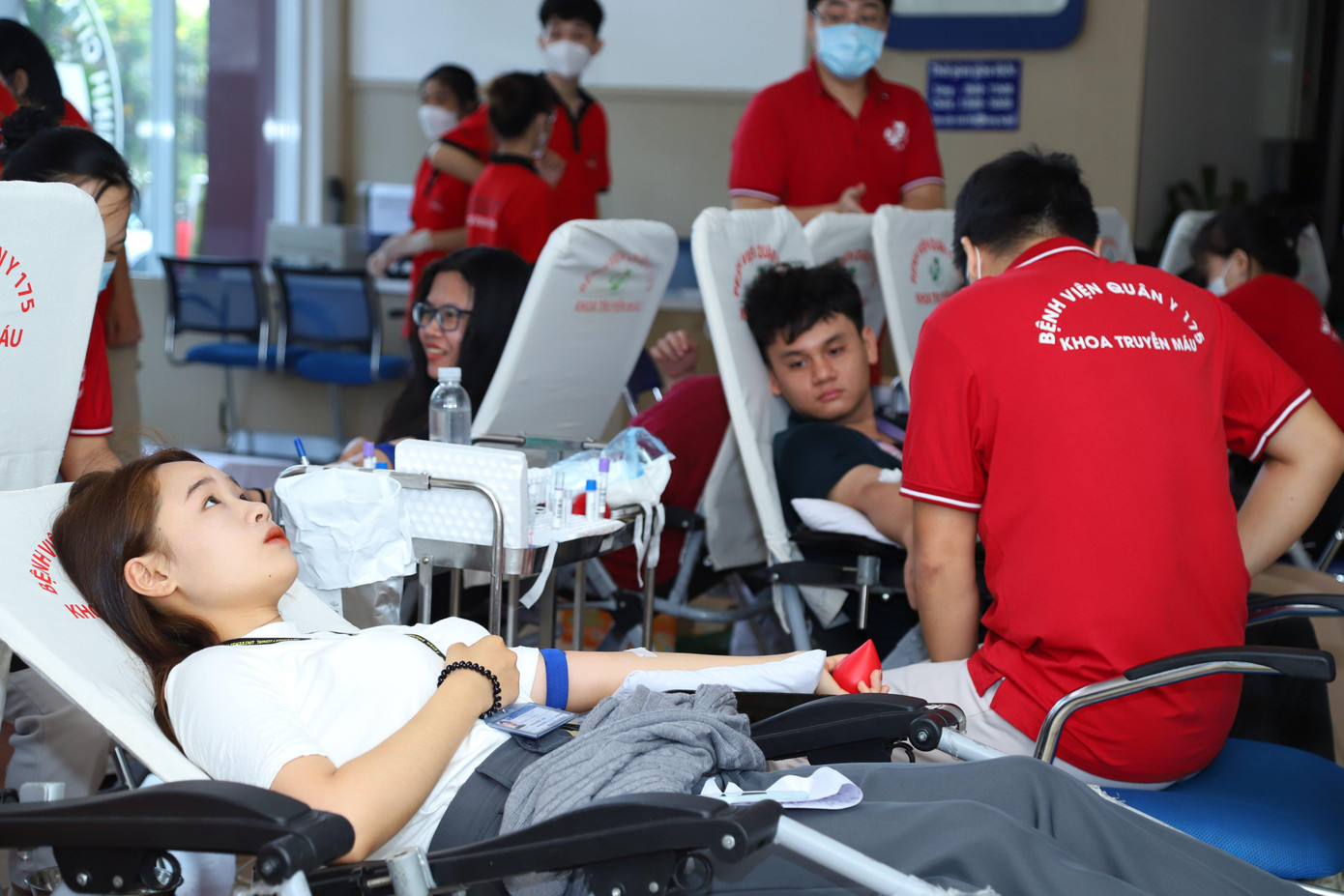 Phan Ngọc Ánh (năm thứ nhất) có biểu hiện chóng mặt sau khi hiến máu, ngay lập tức cô được các y, bác sĩ chỉ định nằm nghỉ và được các thành viên Đội Công tác xã hội của trường chăm sóc để nhanh chóng hồi phục và trở về lớp học.