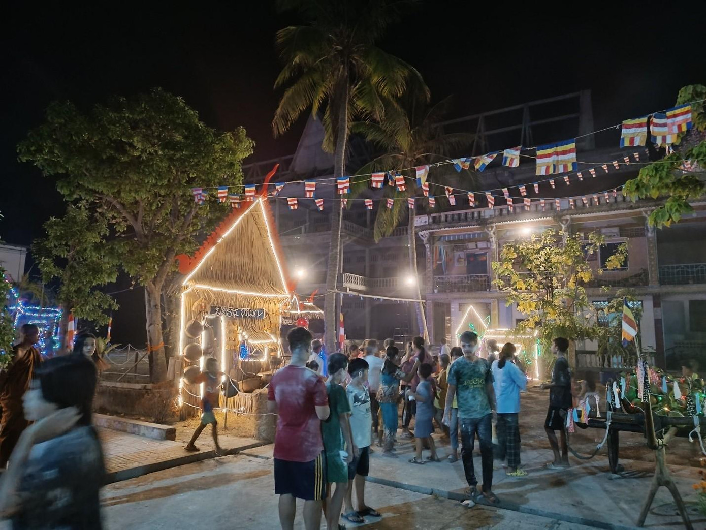 Nhiều bạn trẻ háo hức trong không khí lễ Tết với nhiều trò chơi thú vị.