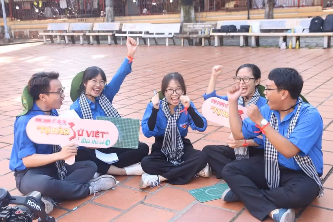Các thí sinh trang tài tại vòng Chung kết "Tự hào sử Việt”. (Ảnh: Thành Đoàn TP. HCM)