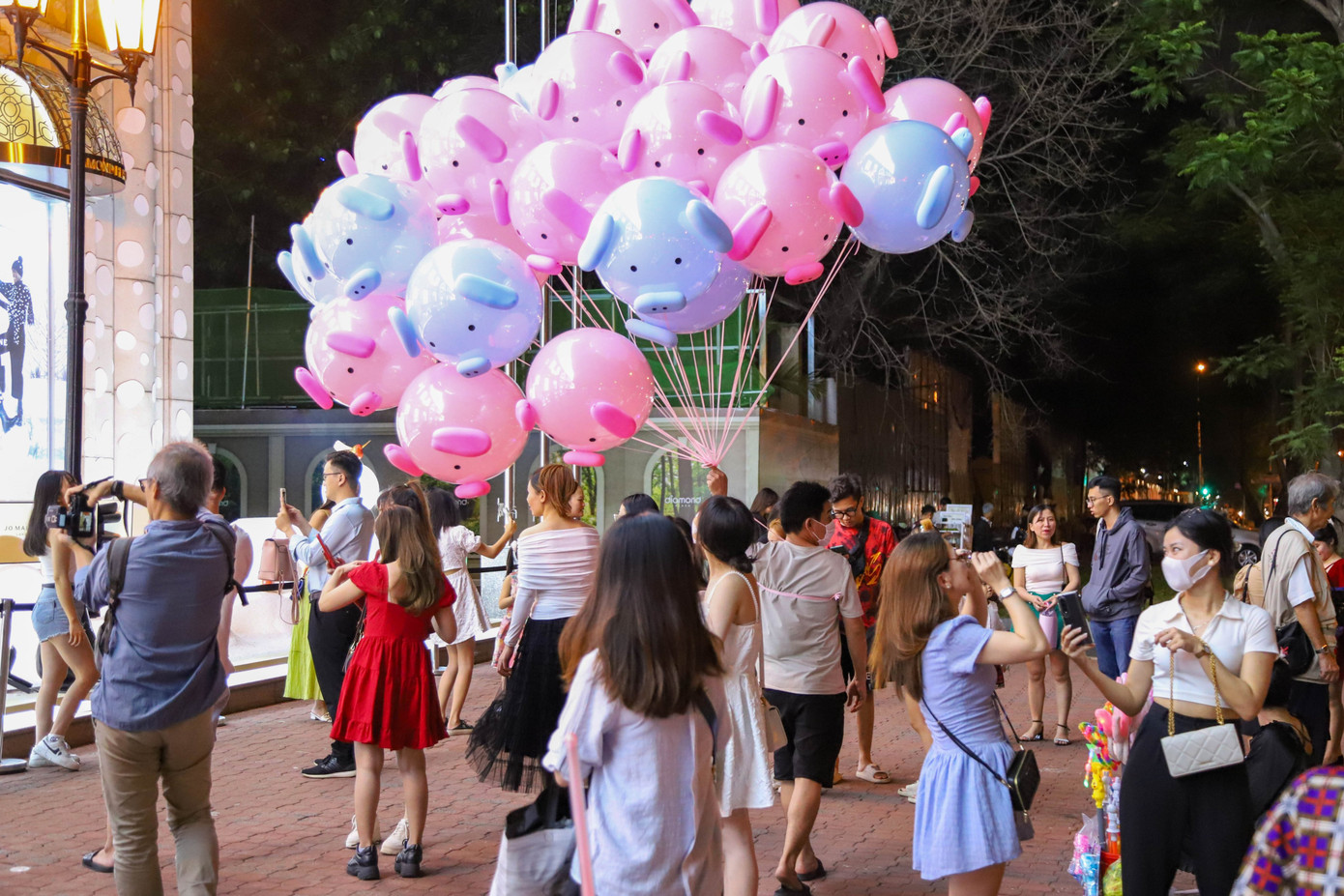 Trên nhiều tuyến đường, đặc biệt là trước các trung tâm thương mại được trang trí bắt mắt, thu hút đông đảo các bạn trẻ đến check-in.