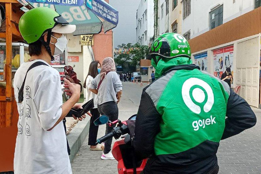 Nhiều bạn trẻ tại TP. HCM thường xuyên sử dụng xe máy để di chuyển hằng ngày, khi hay thông tin xăng lên giá, để tiết kiệm tiền chi phí cho việc học hành, các bạn đã có những tính toán, điều chỉnh lại việc di chuyển.