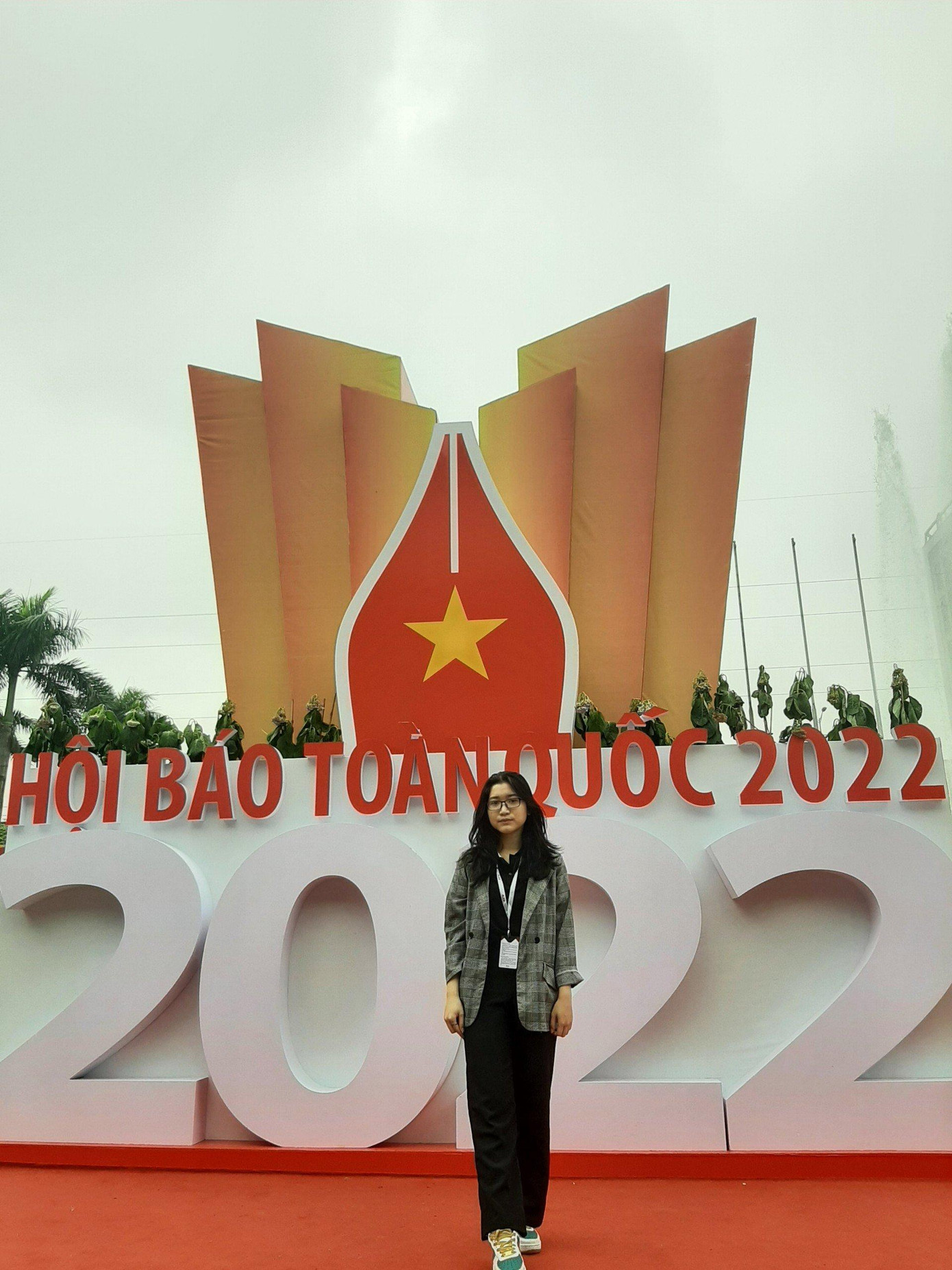 Ngoài công việc nhân viên bán hàng, Oanh còn đang là một biên tập viên “tập sự” của CLB Truyền hình sinh viên STV. Ngoài công việc nhân viên bán hàng, Oanh còn đang là một biên tập viên “tập sự” của CLB Truyền hình sinh viên STV.