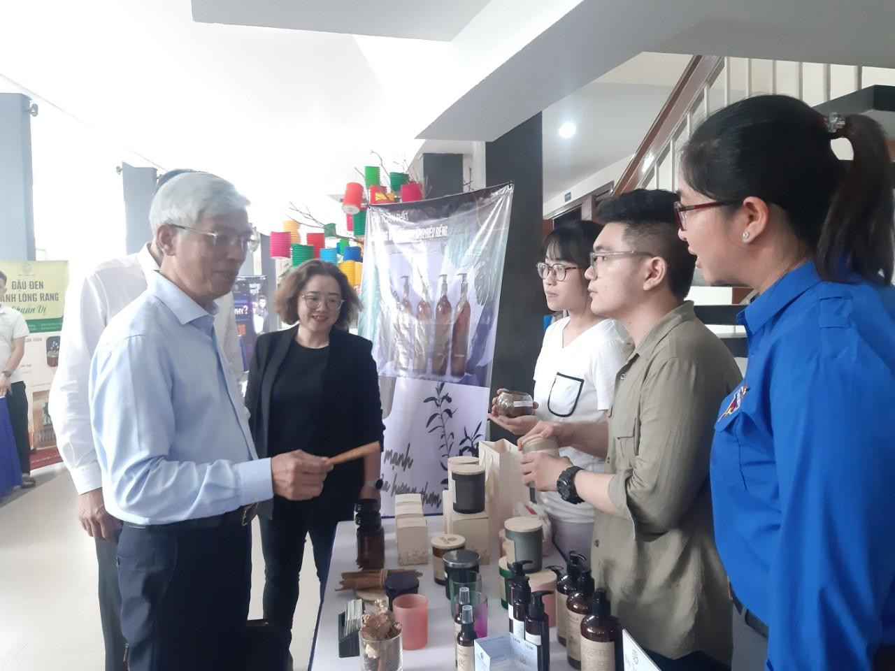 Phó Chủ tịch UBND TP. HCM Võ Văn Hoan (thứ nhất bên trái) thăm gian hàng của thanh niên khởi nghiệp được trưng bày bên ngoài Hội nghị. Phó Chủ tịch UBND TP. HCM Võ Văn Hoan (thứ nhất bên trái) thăm gian hàng của thanh niên khởi nghiệp được trưng bày bên ngoài Hội nghị.