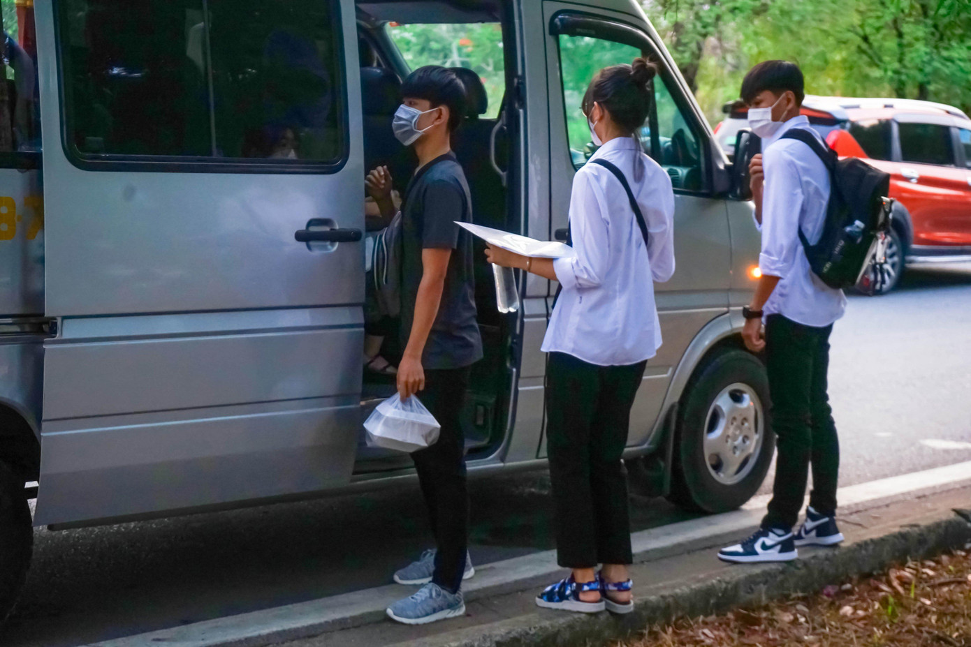 Tại điểm thi số 15, trường ĐH Quốc tế (ĐHQG TP. HCM), có rất nhiều ô tô từ 7 đến 45 chỗ chở các thí sinh, phụ huynh, giáo viên của các trường THPT từ các tỉnh miền Tây lên dự thi.