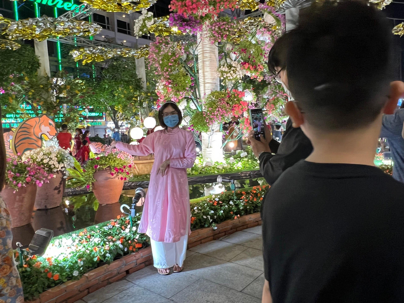 Minh mặc áo Ngũ thân tay chẽn đến đường hoa Nguyễn Huệ để chụp ảnh. Cô cho biết, bản thân đặc biệt lựa chọn cổ phục dân tộc cho dịp năm mới này. Minh mặc áo Ngũ thân tay chẽn đến đường hoa Nguyễn Huệ để chụp ảnh. Cô cho biết, bản thân đặc biệt lựa chọn cổ phục dân tộc cho dịp năm mới này.