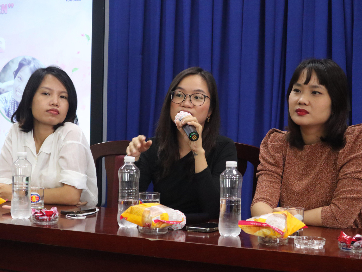 Đạo diễn Võ Thạch Thảo, Nhà sản xuất Trần Thu Hiền và Biên kịch Lê Thị Tuyết Lan tại buổi talkshow “Chuyện người kể chuyện: Gặp gỡ đoàn làm phim Cây táo nở hoa”.