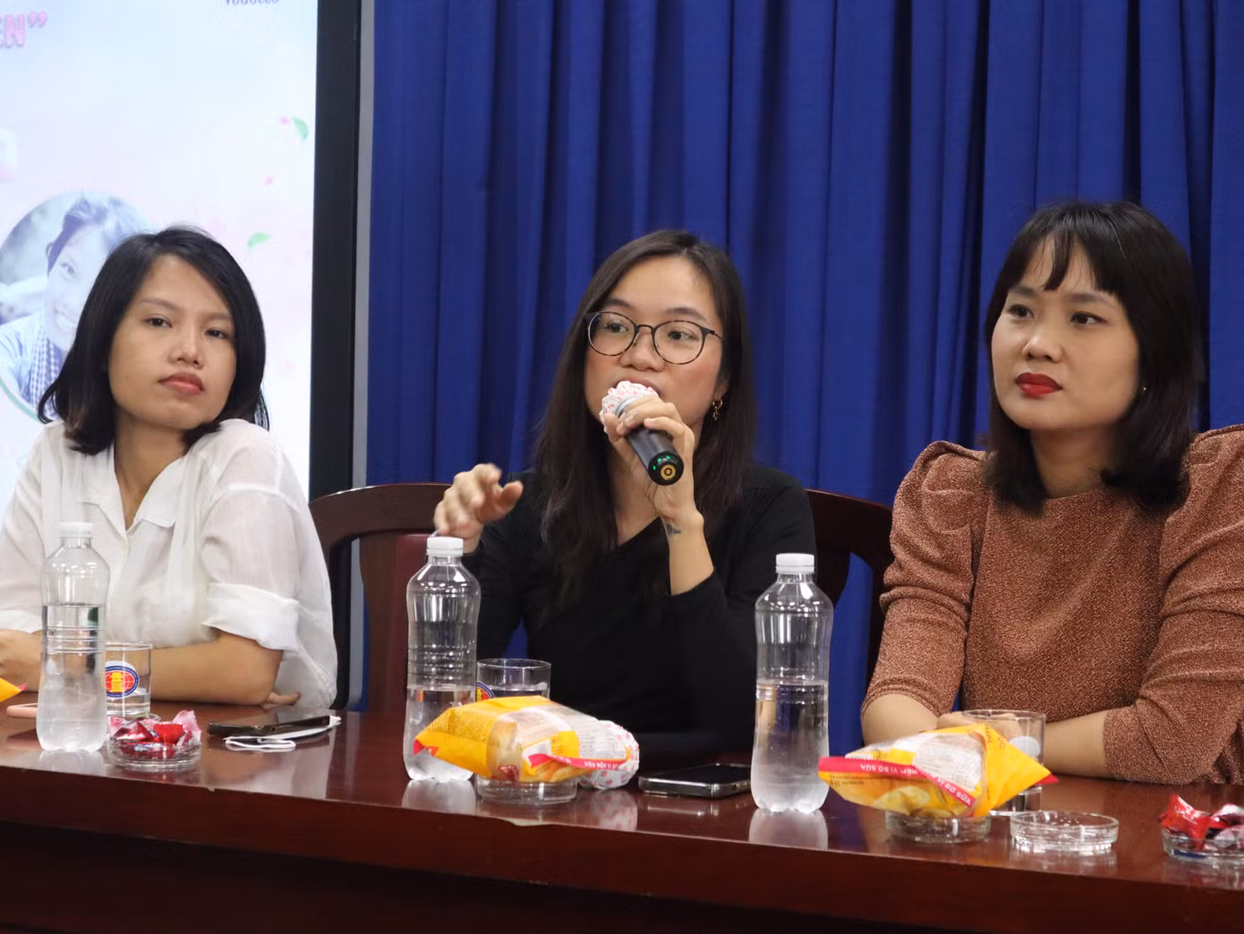 Đạo diễn Võ Thạch Thảo, Nhà sản xuất Trần Thu Hiền và Biên kịch Lê Thị Tuyết Lan tại buổi talkshow “Chuyện người kể chuyện: Gặp gỡ đoàn làm phim Cây táo nở hoa”.