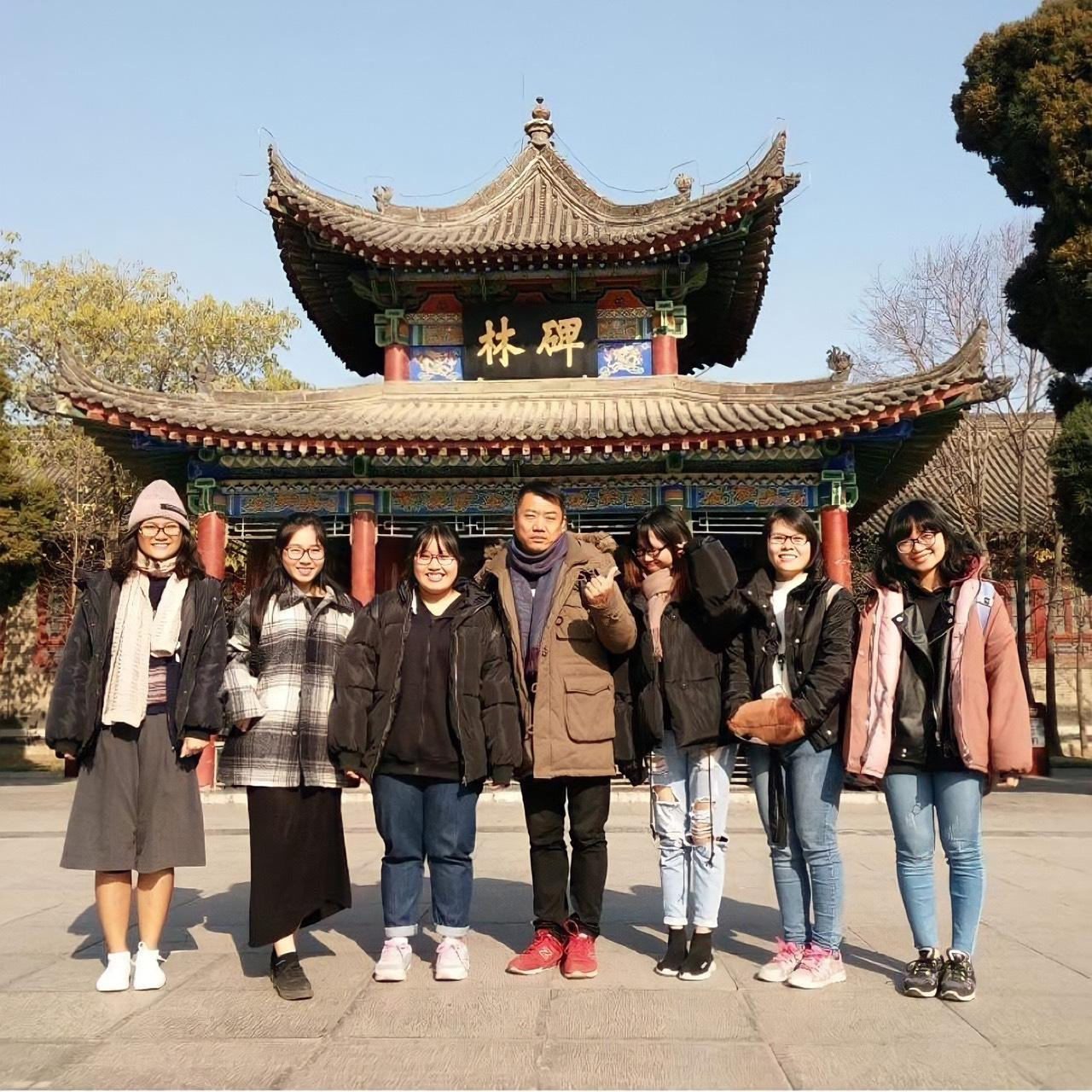 Hân hòa đồng với những người bạn xung quanh. Hân hòa đồng với những người bạn xung quanh.