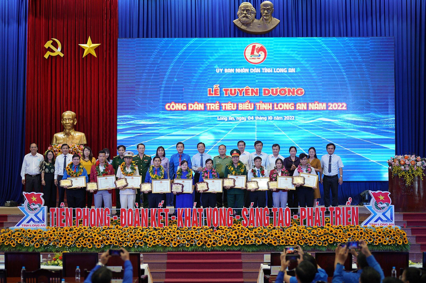 Minh Nhựt là một trong 10 'Công dân trẻ tiêu biểu tỉnh Long An năm 2022' được vinh danh. (Ảnh: Phạm Nguyễn) Minh Nhựt là một trong 10 'Công dân trẻ tiêu biểu tỉnh Long An năm 2022' được vinh danh. (Ảnh: Phạm Nguyễn)