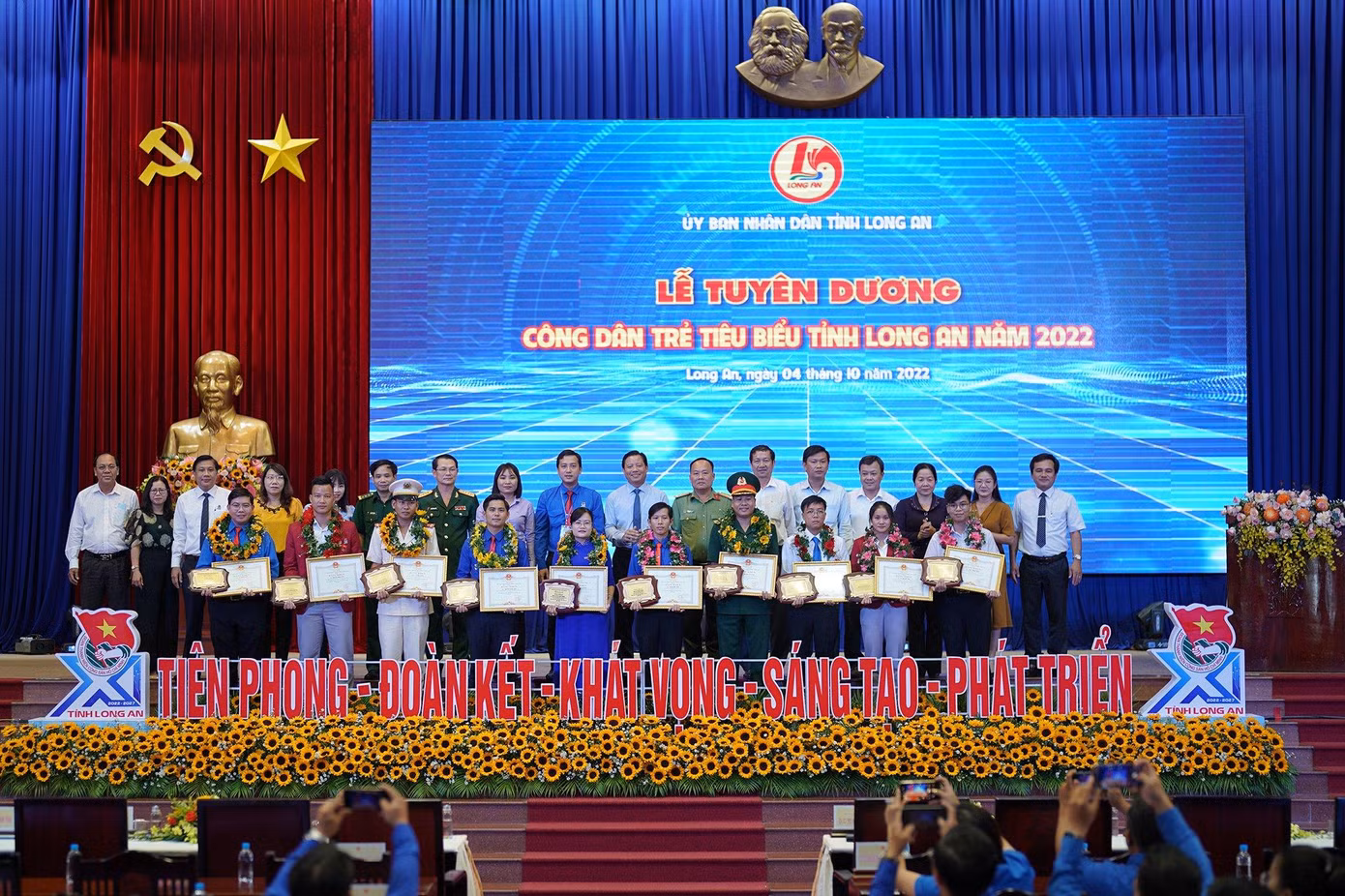 Minh Nhựt là một trong 10 'Công dân trẻ tiêu biểu tỉnh Long An năm 2022' được vinh danh. (Ảnh: Phạm Nguyễn)