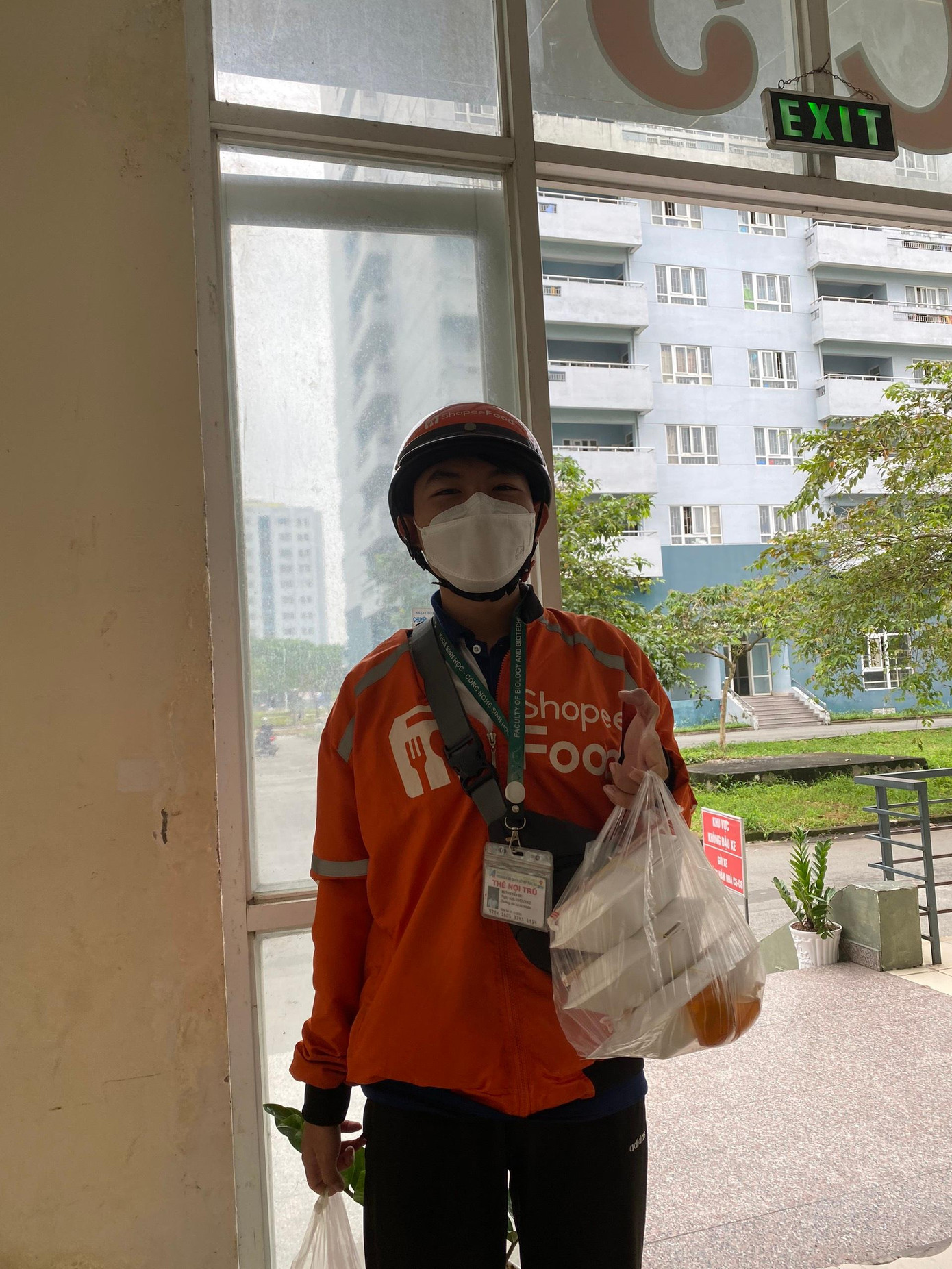 Huỳnh Tấn Du với công việc làm thêm của mình. Huỳnh Tấn Du với công việc làm thêm của mình.