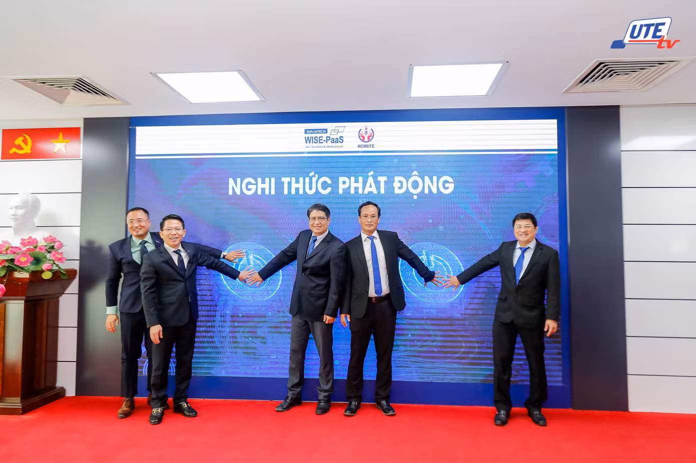 Ban Tổ chức thực hiện nghi lễ phát động cuộc thi. (Ảnh: ĐH SPKT)
