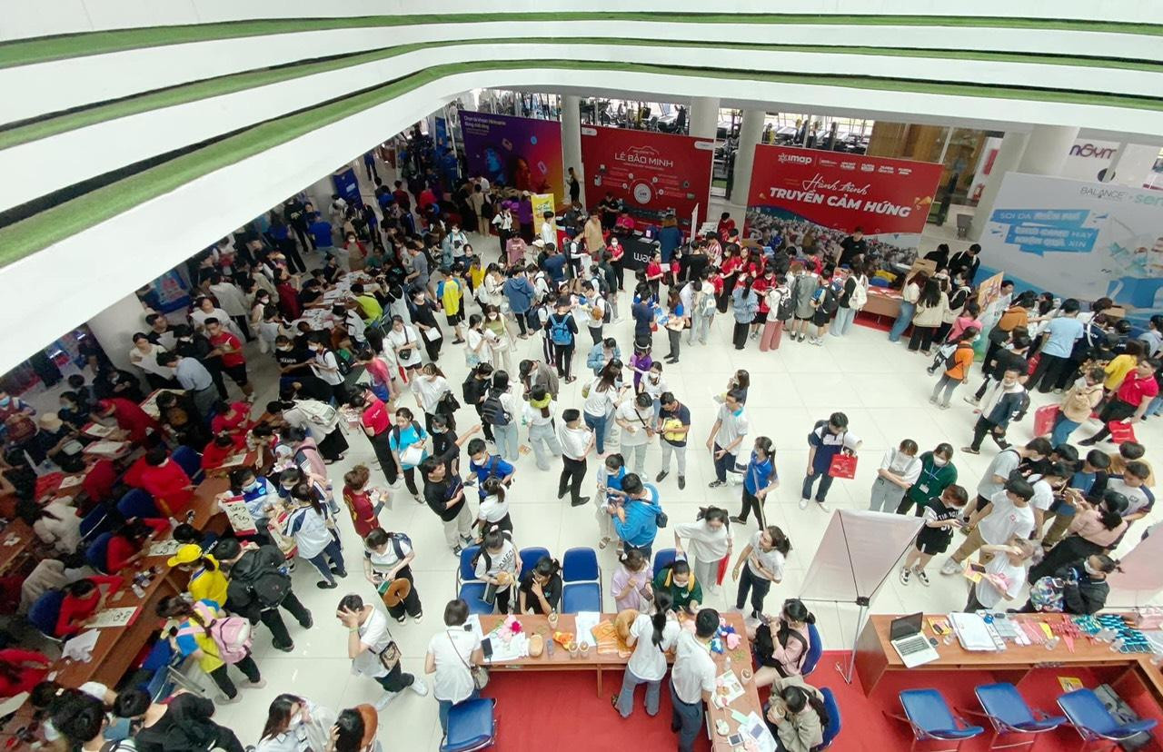 Rất đông các bạn sinh viên tham gia ngày hội.