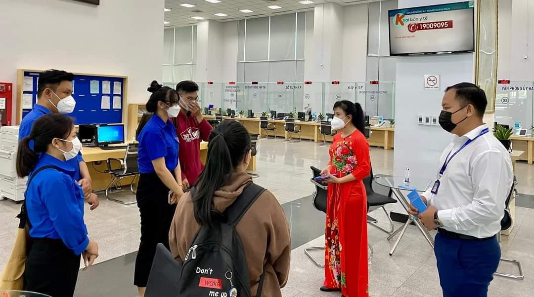 Các bạn sinh viên tình nguyện nhận lì xì đầu năm từ Hội Sinh viên tỉnh Bình Dương.