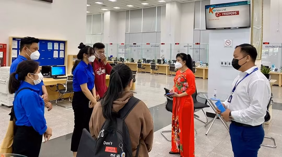 Các bạn sinh viên tình nguyện nhận lì xì đầu năm từ Hội Sinh viên tỉnh Bình Dương.