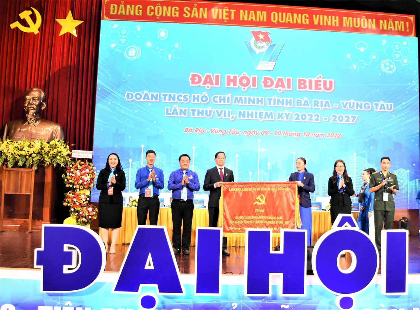 Chị Hồ Thị Ánh Tuyết thay mặt Ban Chấp hành Tỉnh Đoàn Bà Rịa - Vũng Tàu khóa VI nhận bức trướng trao tặng của Tỉnh ủy Bà Rịa - Vũng Tàu.