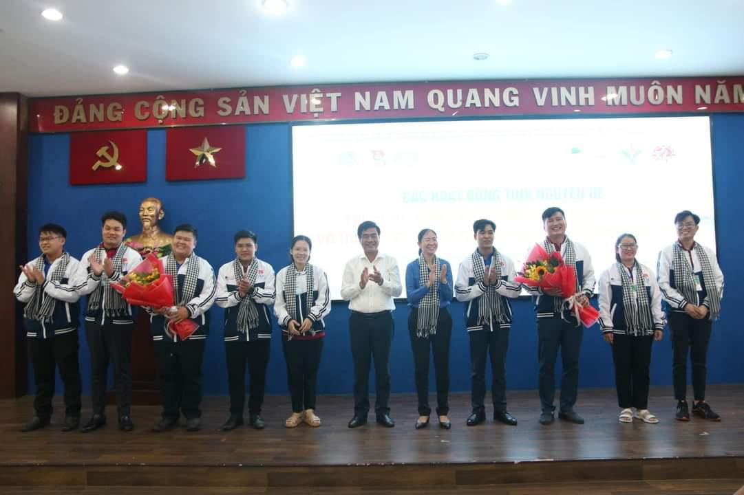 Các tình nguyện viên tham gia các hoạt động tình nguyện hè tại nước Cộng hòa Dân chủ Nhân dân Lào. Các tình nguyện viên tham gia các hoạt động tình nguyện hè tại nước Cộng hòa Dân chủ Nhân dân Lào.