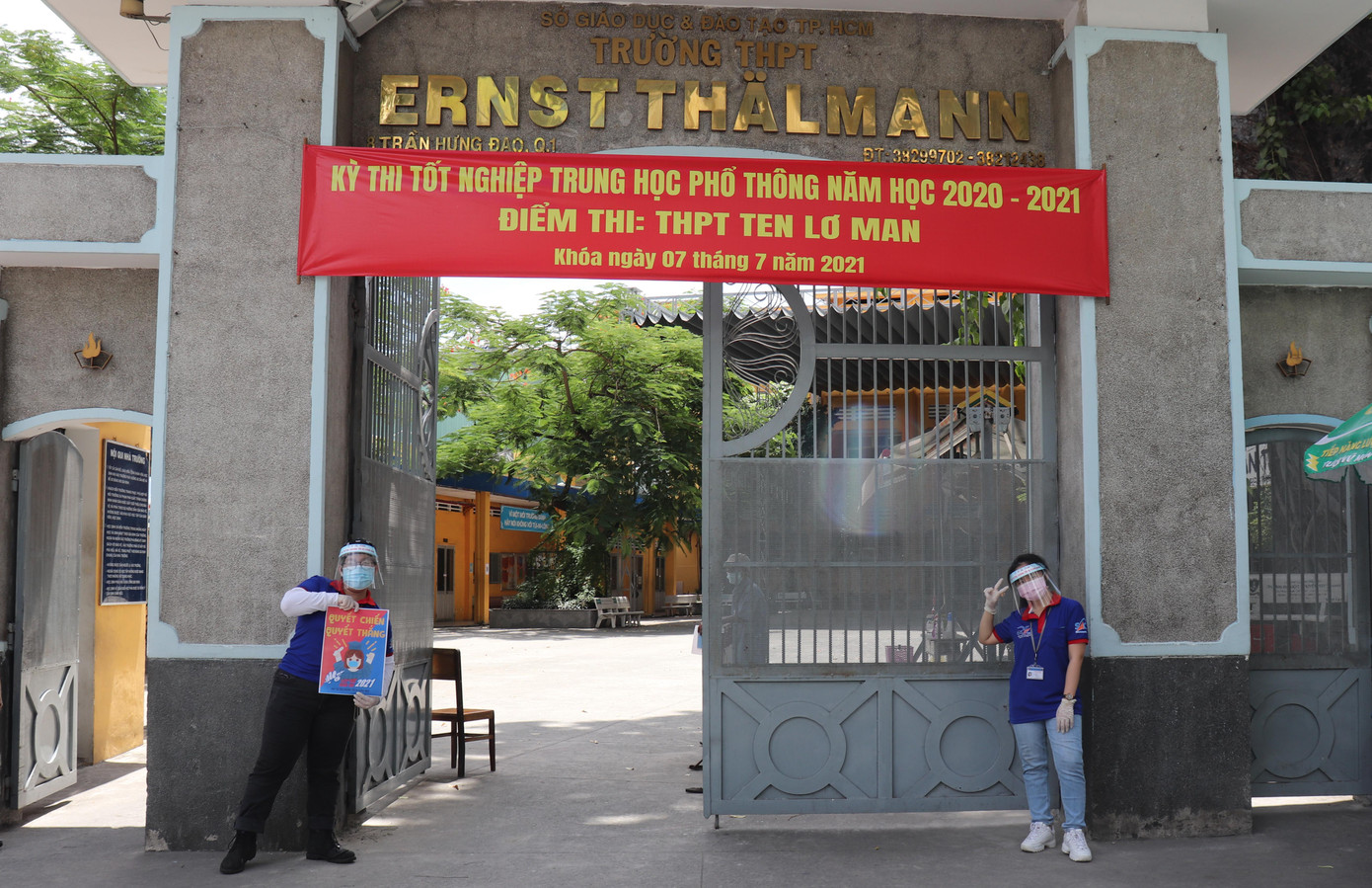 Các chiến sĩ tình nguyện có mặt tại điểm thi để sẵn sàng các hoạt động đón thí sinh.