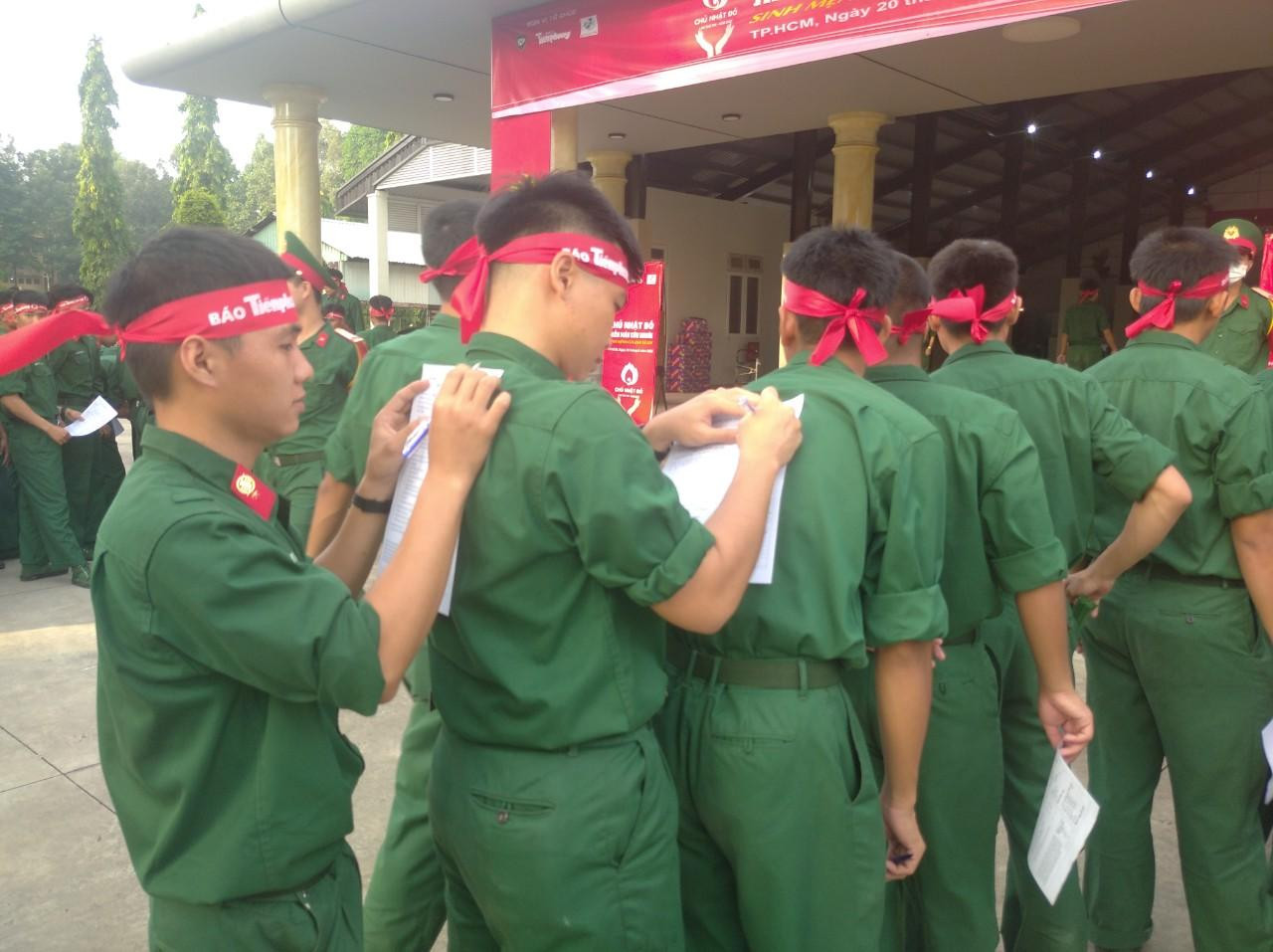 Các chiến sĩ trẻ điền thông tin trước khi hiến máu. Các chiến sĩ trẻ điền thông tin trước khi hiến máu.