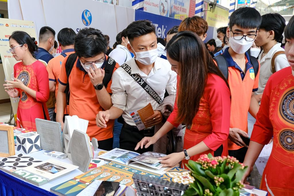 Nhiều vị trí việc làm có mức lương lên tới 1.000 USD.