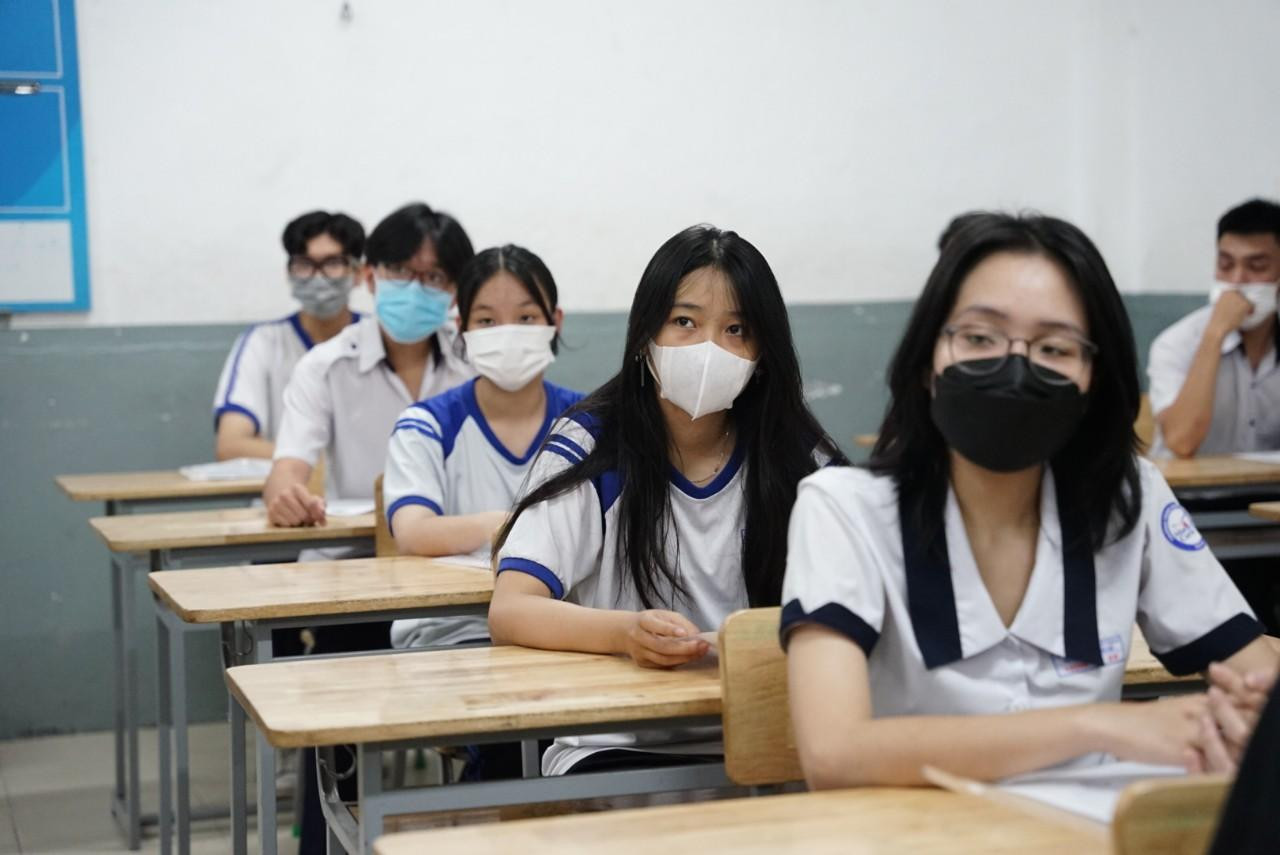 Các thí sinh làm thủ tục và nghe quy chế thi tại một hội đồng thi Q. 3, TP. HCM. (Ảnh: Hồng Nguyễn)