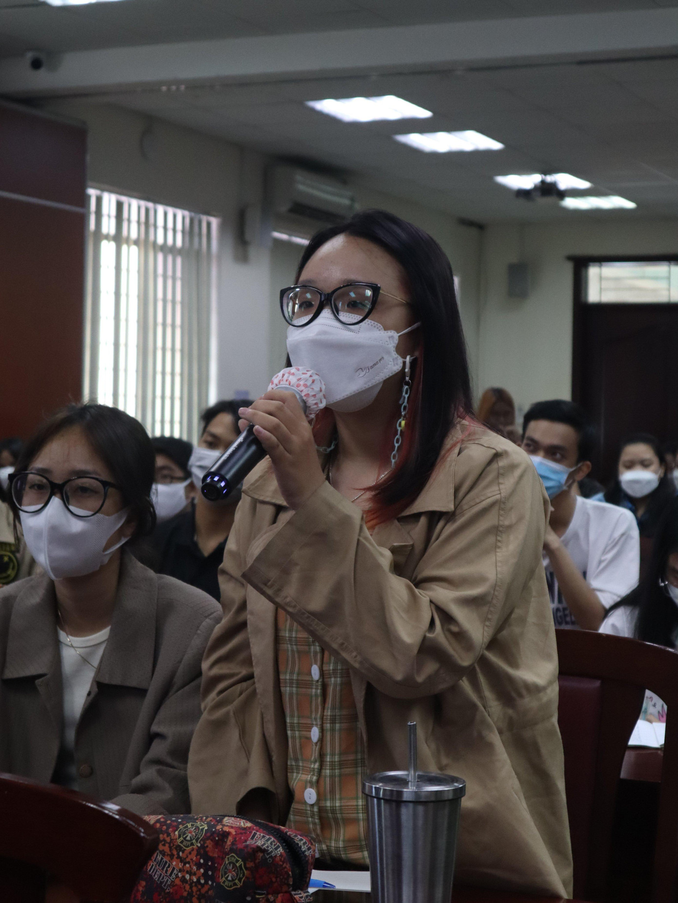 Các bạn sinh viên đặt câu hỏi trong buổi talkshow.