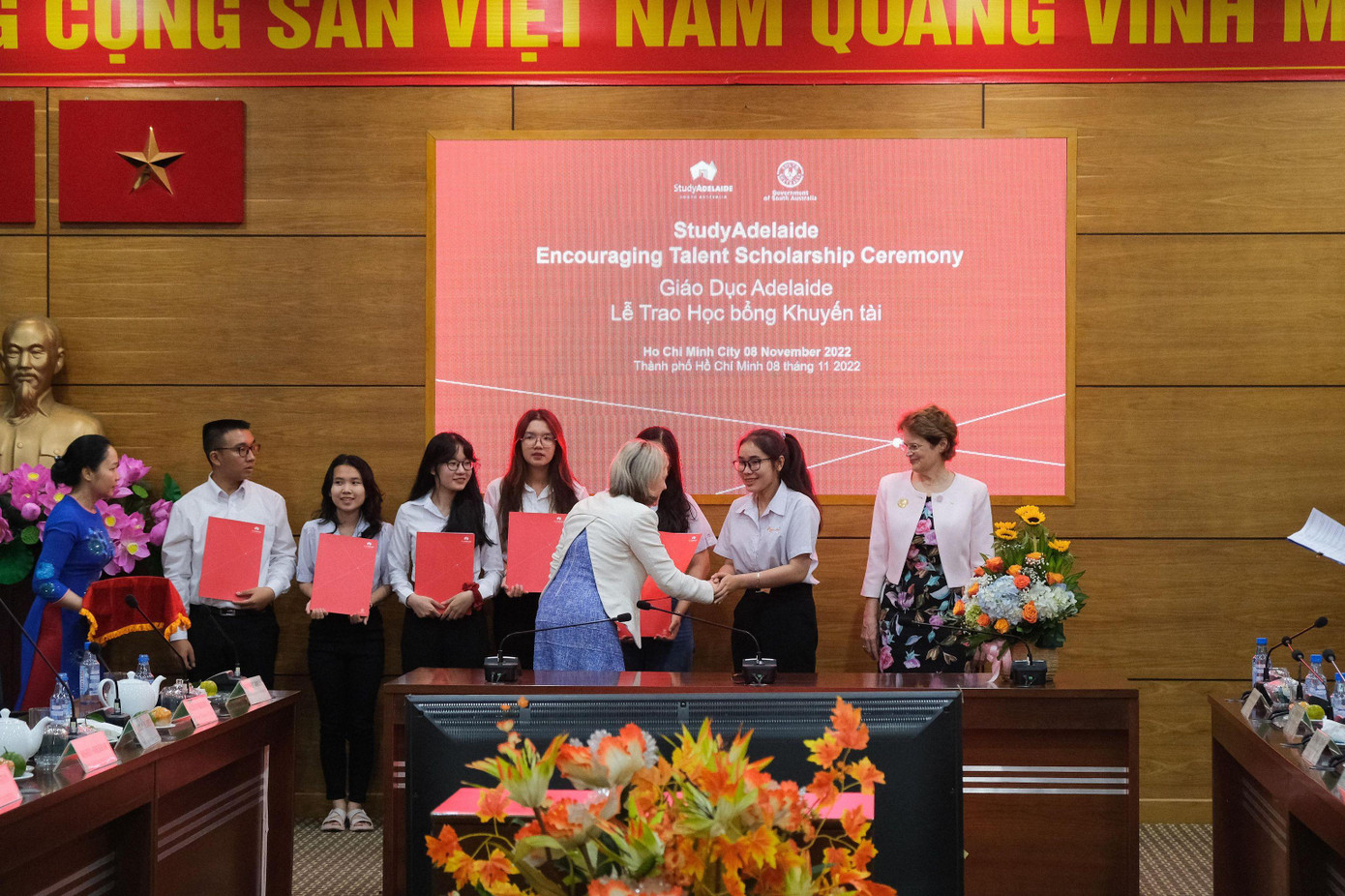 Bà Jane Johnston, Tổng Giám đốc Giáo dục Nam Úc (StudyAdelaide) trao Học bổng Khuyến học cho các sinh viên nghèo vượt khó tại thành phố Hồ Chí Minh với sự chứng kiến của Bà Frances Adamson AC, Thống đốc Bang Nam Úc.