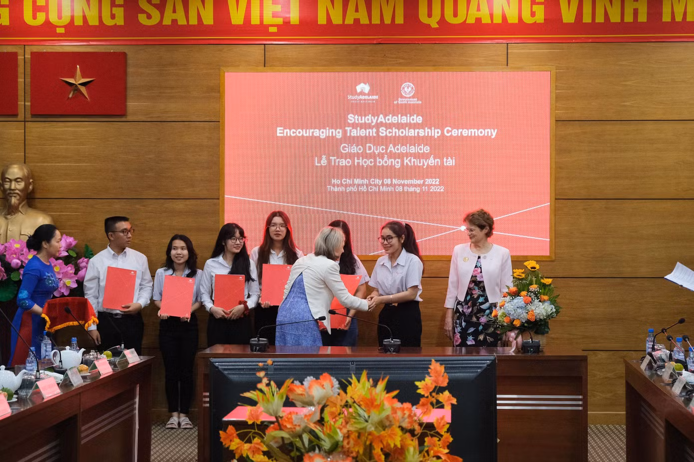 Bà Jane Johnston, Tổng Giám đốc Giáo dục Nam Úc (StudyAdelaide) trao Học bổng Khuyến học cho các sinh viên nghèo vượt khó tại thành phố Hồ Chí Minh với sự chứng kiến của Bà Frances Adamson AC, Thống đốc Bang Nam Úc. Bà Jane Johnston, Tổng Giám đốc Giáo dục Nam Úc (StudyAdelaide) trao Học bổng Khuyến học cho các sinh viên nghèo vượt khó tại thành phố Hồ Chí Minh với sự chứng kiến của Bà Frances Adamson AC, Thống đốc Bang Nam Úc.