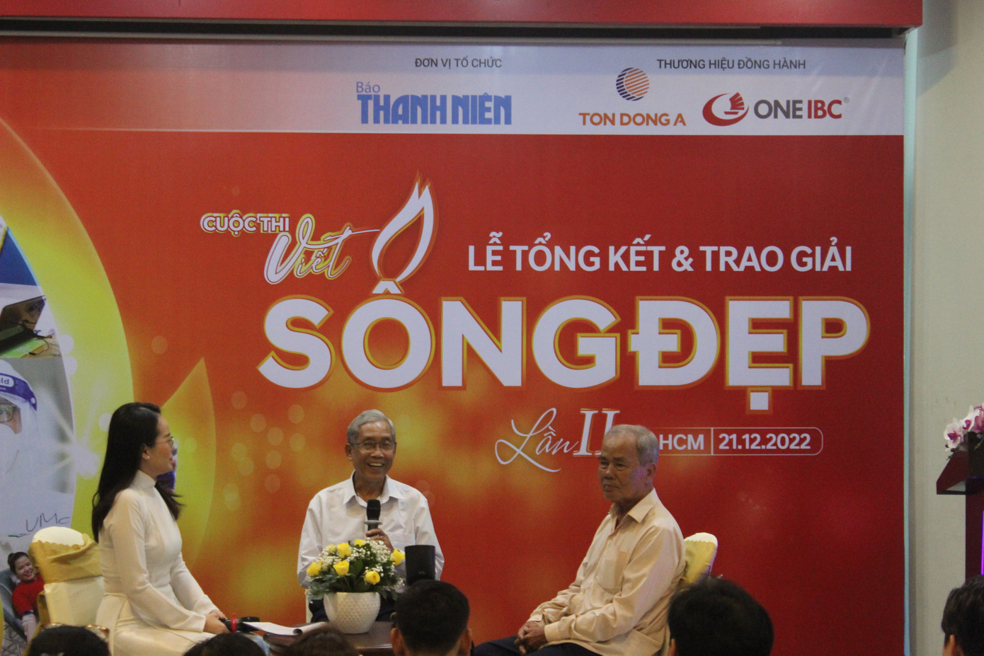 Ngoài các tác phẩm đoạt giải, Ban Tổ chức cuộc thi viết Sống đẹp lần II cũng vinh danh 5 nhân vật tiêu biểu, từng xuất hiện trong các tác phẩm gửi về. Cụ thể, là Nhâm Quang Văn (Thái Bình) trong tác phẩm 'Người chọn nghề… vớt xác' (tác giả Trần Thị Thúy Vân); Lâm Kim Hùng (Ðồng Nai) trong tác phẩm 'Một ông chủ quán làm thay đổi nhiều số phận' (Bùi Thuận); Quảng Ðình Hậu (Quảng Ngãi) trong tác phẩm '“Vòng xe” của Hậu' (tác giả Võ Minh Huy); Nguyễn Thị Thảo Nguyên (Kon Tum) trong tác phẩm 'Cô sinh viên mồ côi “nghiện” hiến máu, làm từ thiện' (tác giả Hà An); Trương Văn Kiềm (Cần Thơ) trong tác phẩm 'Cánh chim không mỏi' (tác giả Thiên Lộc).