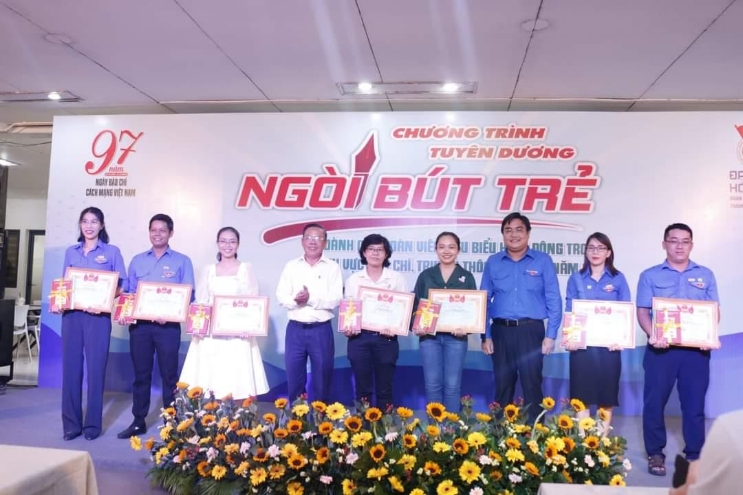 Nhiều phóng viên trẻ với hai lần đoạt Giải thưởng 'Ngòi bút trẻ'.