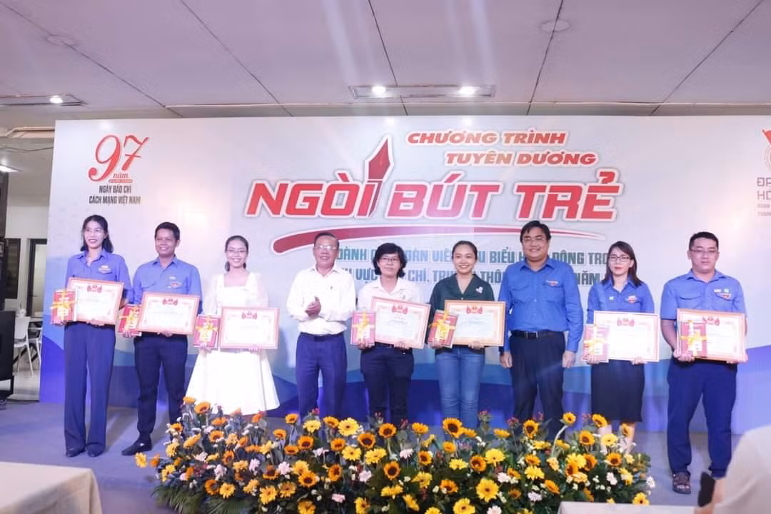 Nhiều phóng viên trẻ với hai lần đoạt Giải thưởng 'Ngòi bút trẻ'.