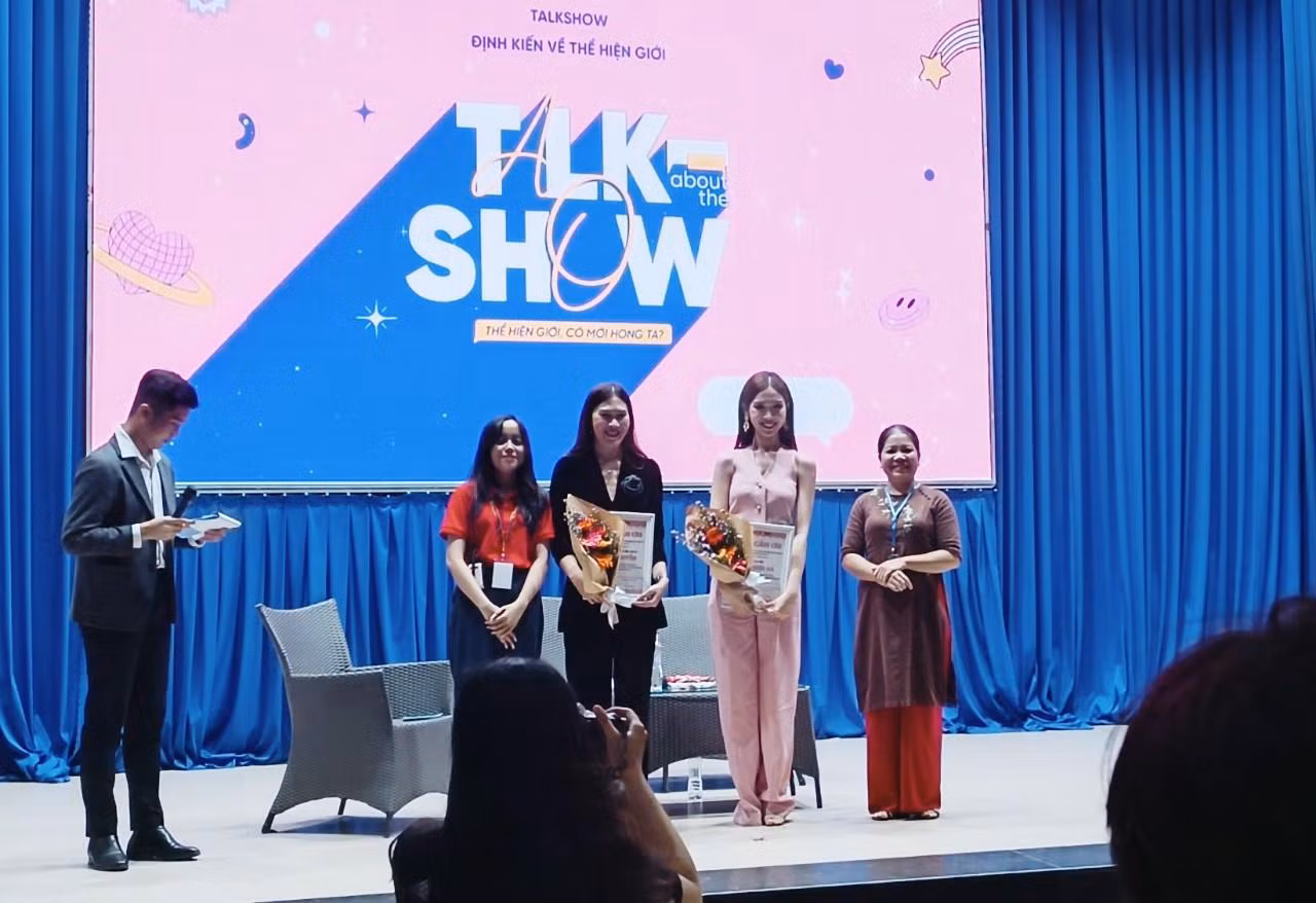 Hai diễn giả nhận hoa từ Ban Tổ chức.