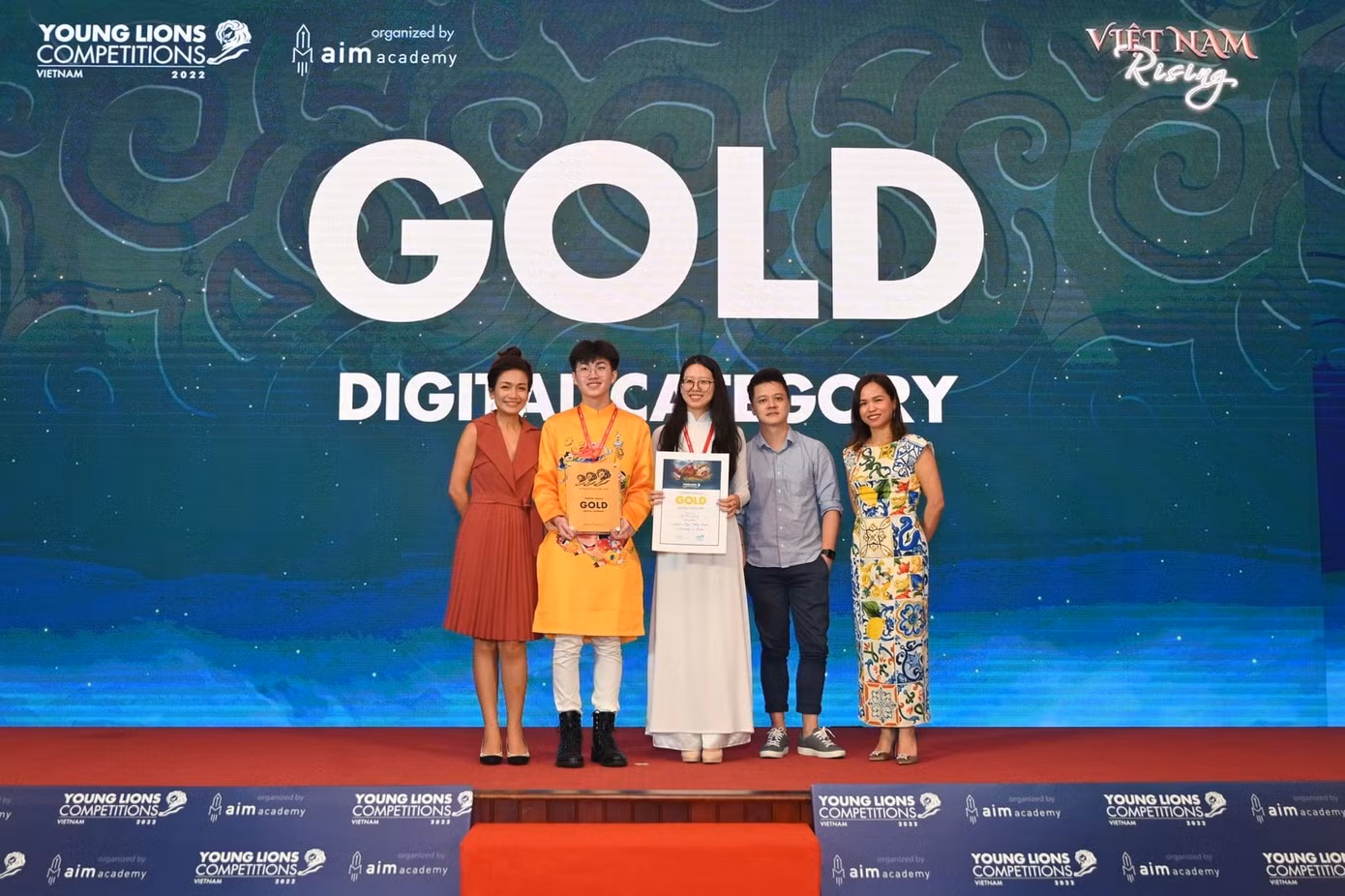 Thảo Minh (giữa) cùng nhóm đã chinh phục Giải Vàng tại cuộc thi ‘Vietnam Young Lions’ năm 2022.