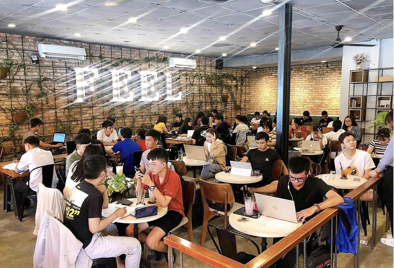 Feel Coffee & Tea Express là quán thu hút nhiều sinh viên học bài xuyên đêm.