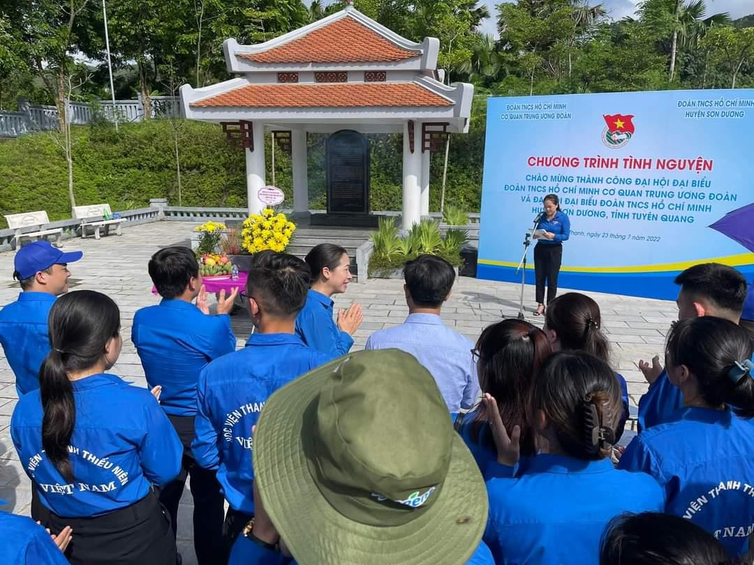 Để chào mừng thành công của Đại hội, ngày 23/7, Đoàn Thanh niên cơ quan T.Ư Đoàn tổ chức các hoạt động về nguồn: Tặng quà cho gia đình có công với cách mạng, tặng quà cho các gia đình đặc biệt khó khăn, trao tặng tủ sách, trồng cây tại Nhà bia di tích T. Ư Đoàn (tại huyện Sơn Dương, tỉnh Tuyên Quang).