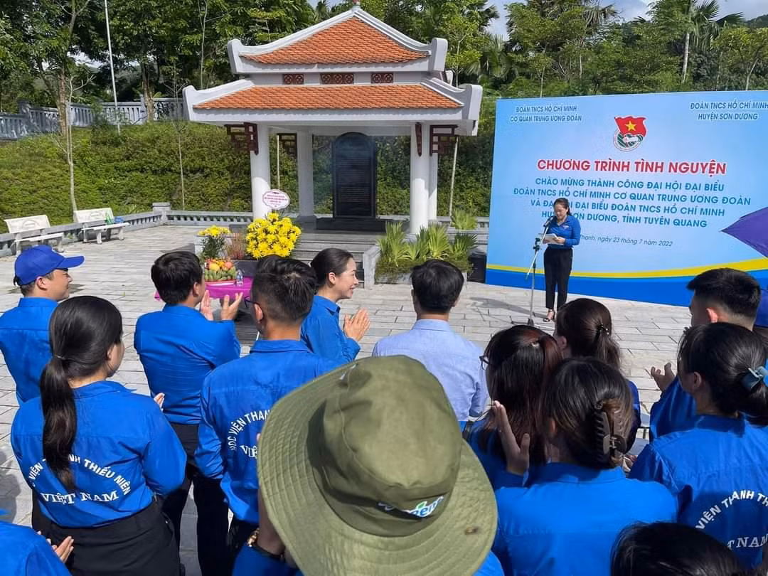 Để chào mừng thành công của Đại hội, ngày 23/7, Đoàn Thanh niên cơ quan T.Ư Đoàn tổ chức các hoạt động về nguồn: Tặng quà cho gia đình có công với cách mạng, tặng quà cho các gia đình đặc biệt khó khăn, trao tặng tủ sách, trồng cây tại Nhà bia di tích T. Ư Đoàn (tại huyện Sơn Dương, tỉnh Tuyên Quang).