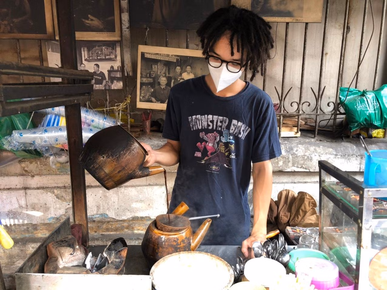 Cách pha cà phê vợt cũng làm nhiều bạn trẻ thích thú.
