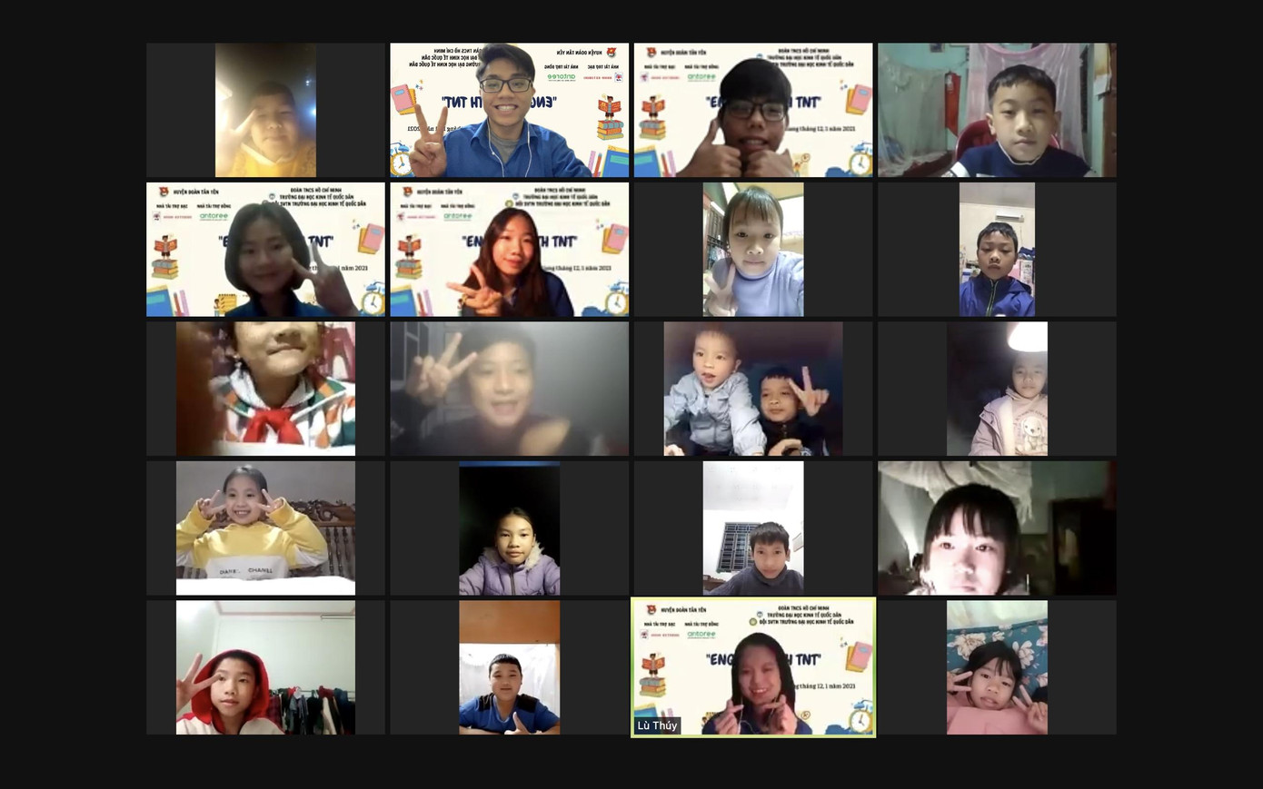 Các em nhỏ hào hứng tham gia lớp học tiếng Anh trực tuyến.