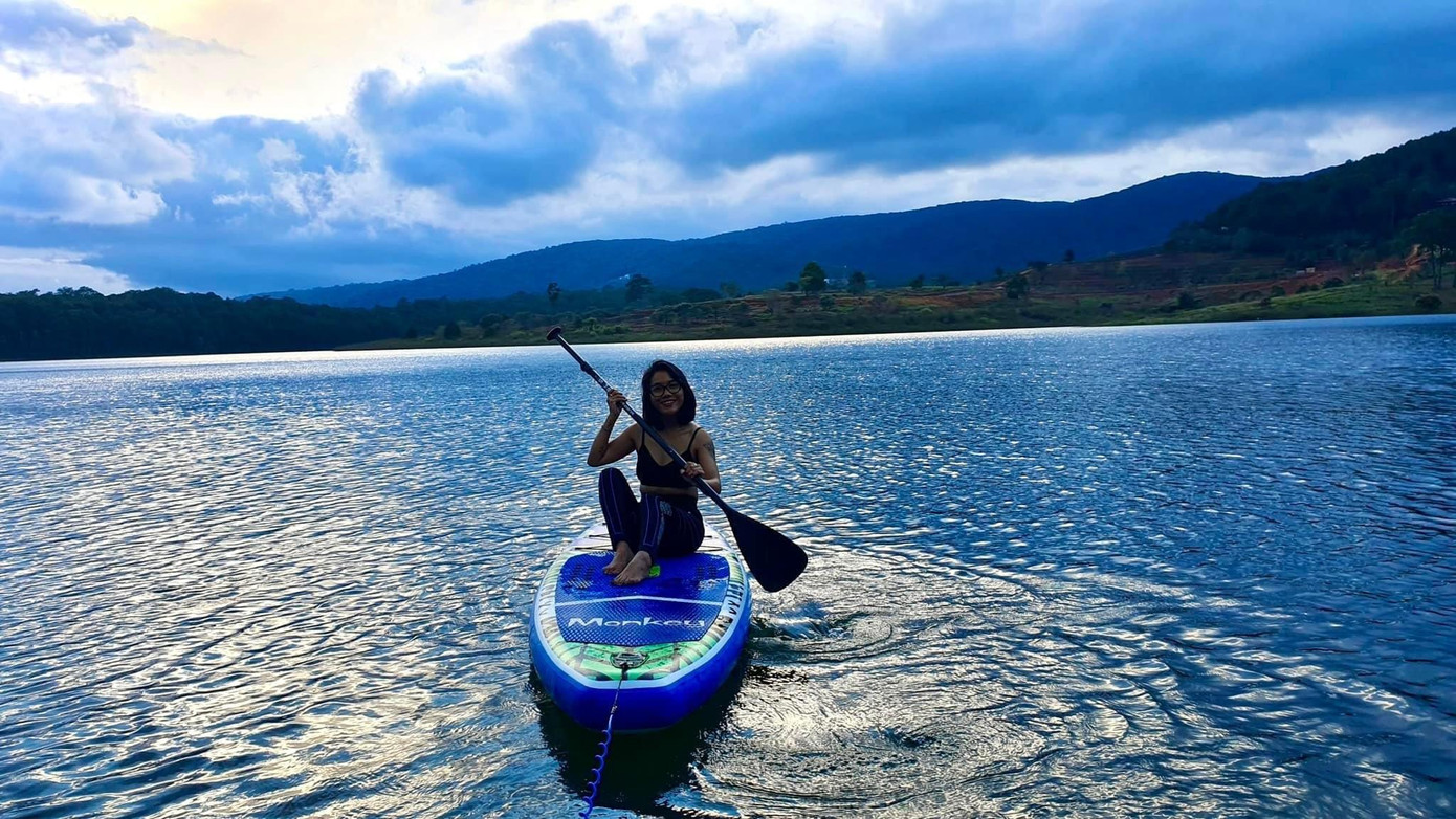 Bộ môn thể thao yêu thích chèo thuyền SUP của chị Trần Bích.