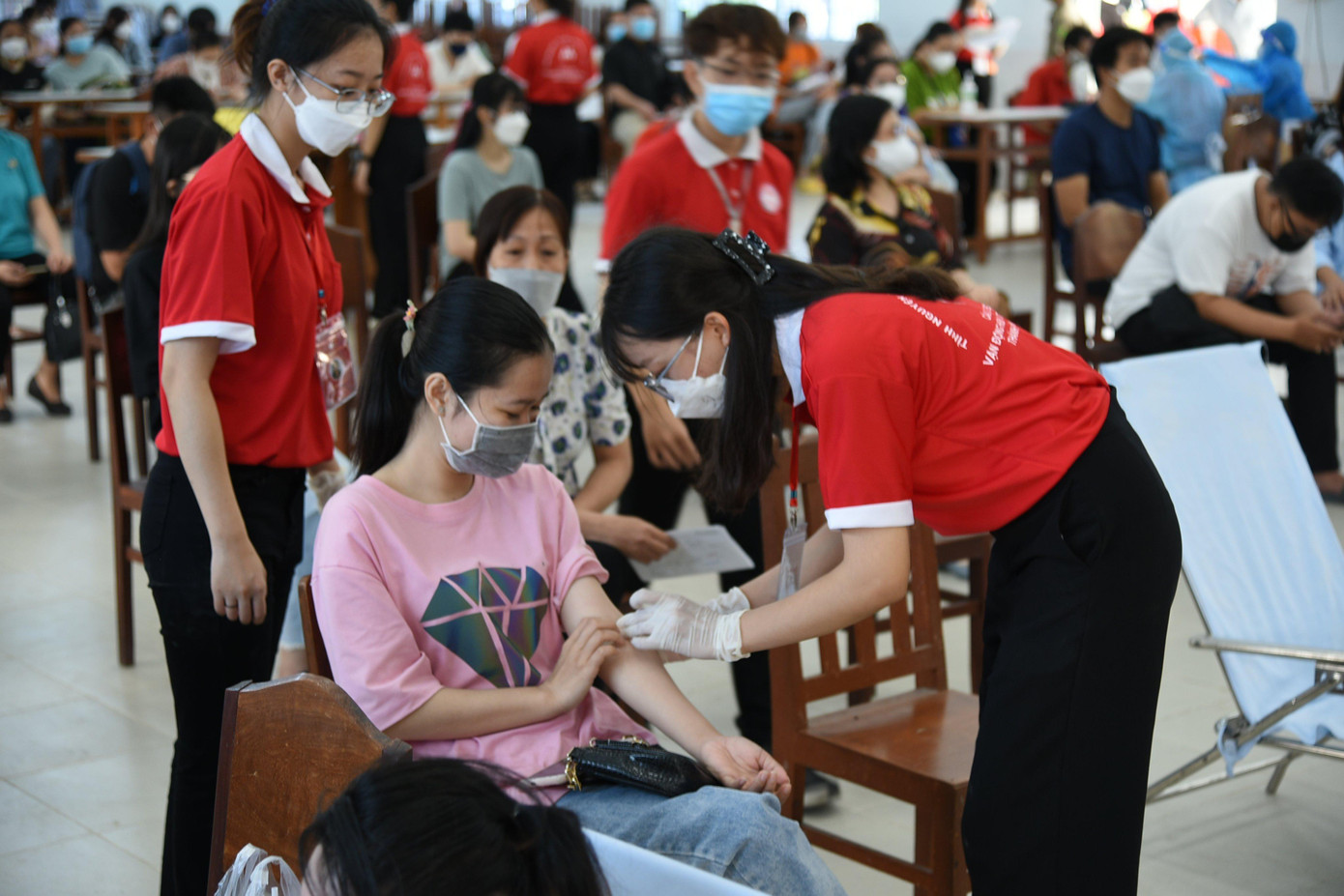 Nhiều bạn sinh viên tham gia hiến máu tại chương trình.