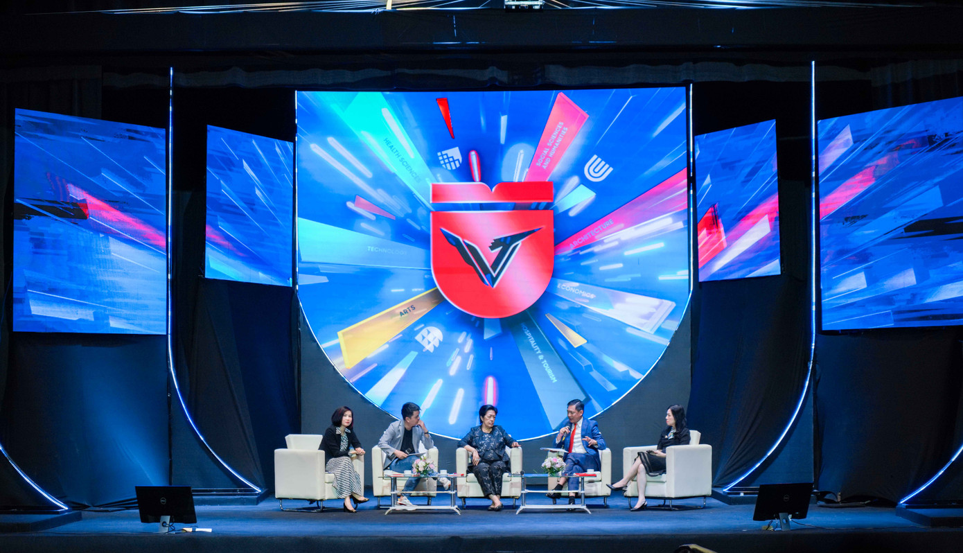 Những vị khách mời chia sẻ tại buổi tọa đàm.