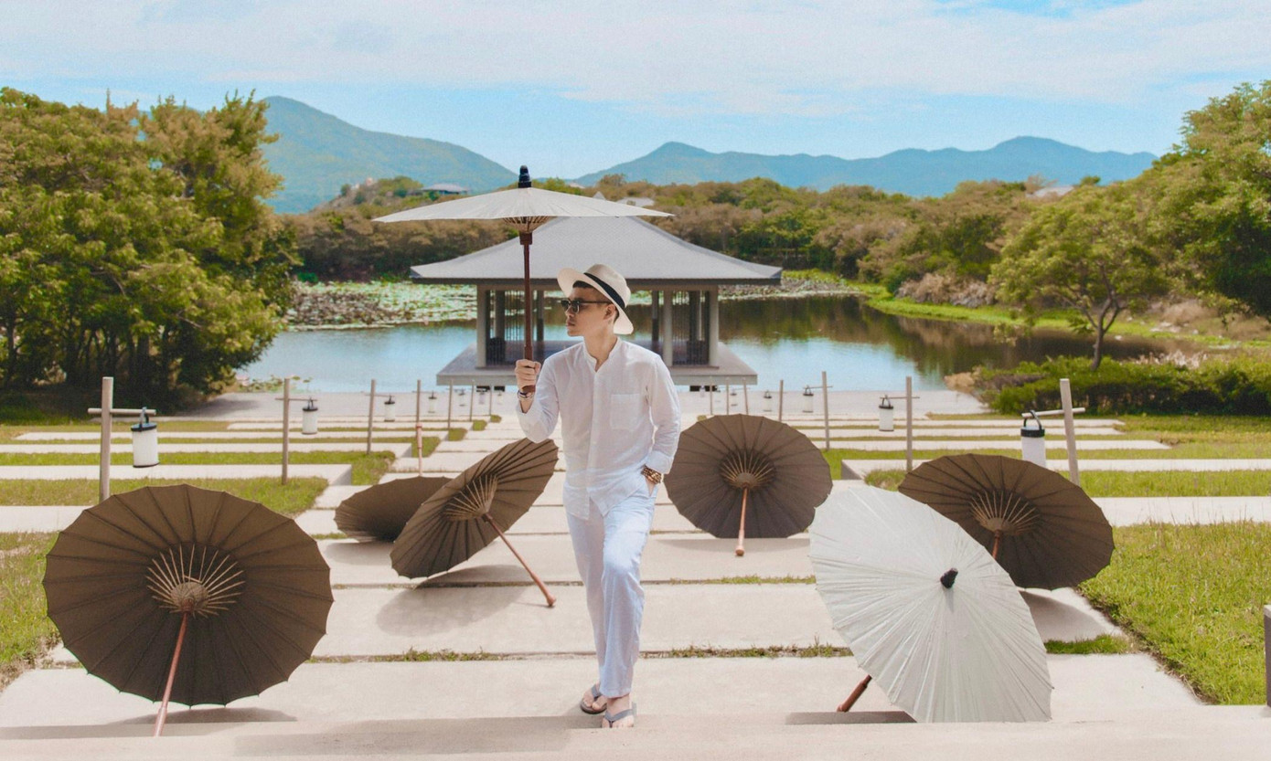 Hồng Nhã còn có sở thích đi du lịch. Đây là cách anh 'tự thưởng' cho bản thân và tìm thêm cảm hứng mới trong công việc.