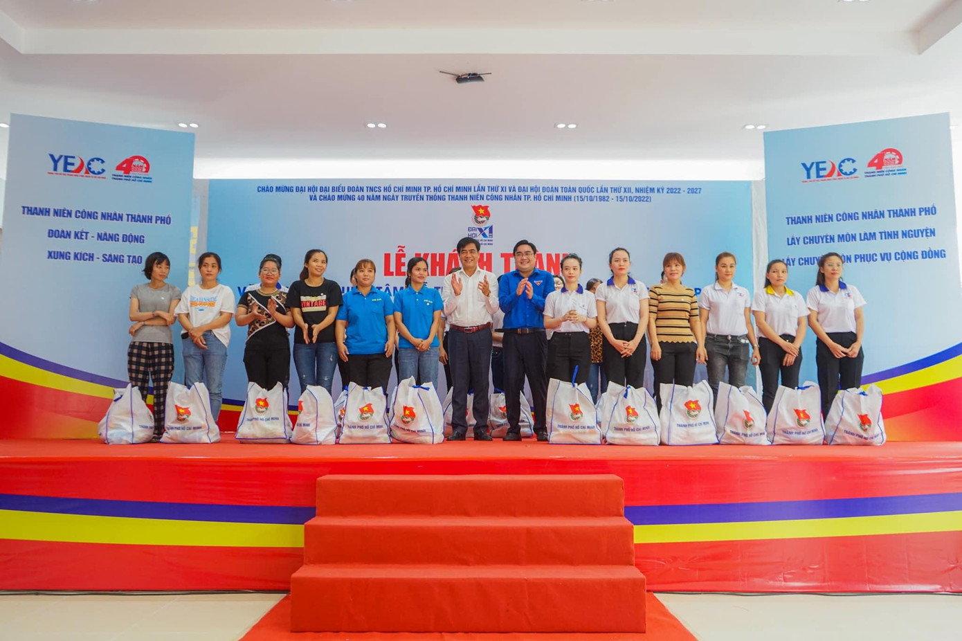 Nhân dịp khánh thành, Ban Tổ chức đã trao 40 phần quà cho thanh niên công nhân có hoàn cảnh khó khăn tại các khu lưu trú văn hóa, khu trọ trên địa bàn quận 12. Nhân dịp khánh thành, Ban Tổ chức đã trao 40 phần quà cho thanh niên công nhân có hoàn cảnh khó khăn tại các khu lưu trú văn hóa, khu trọ trên địa bàn quận 12.